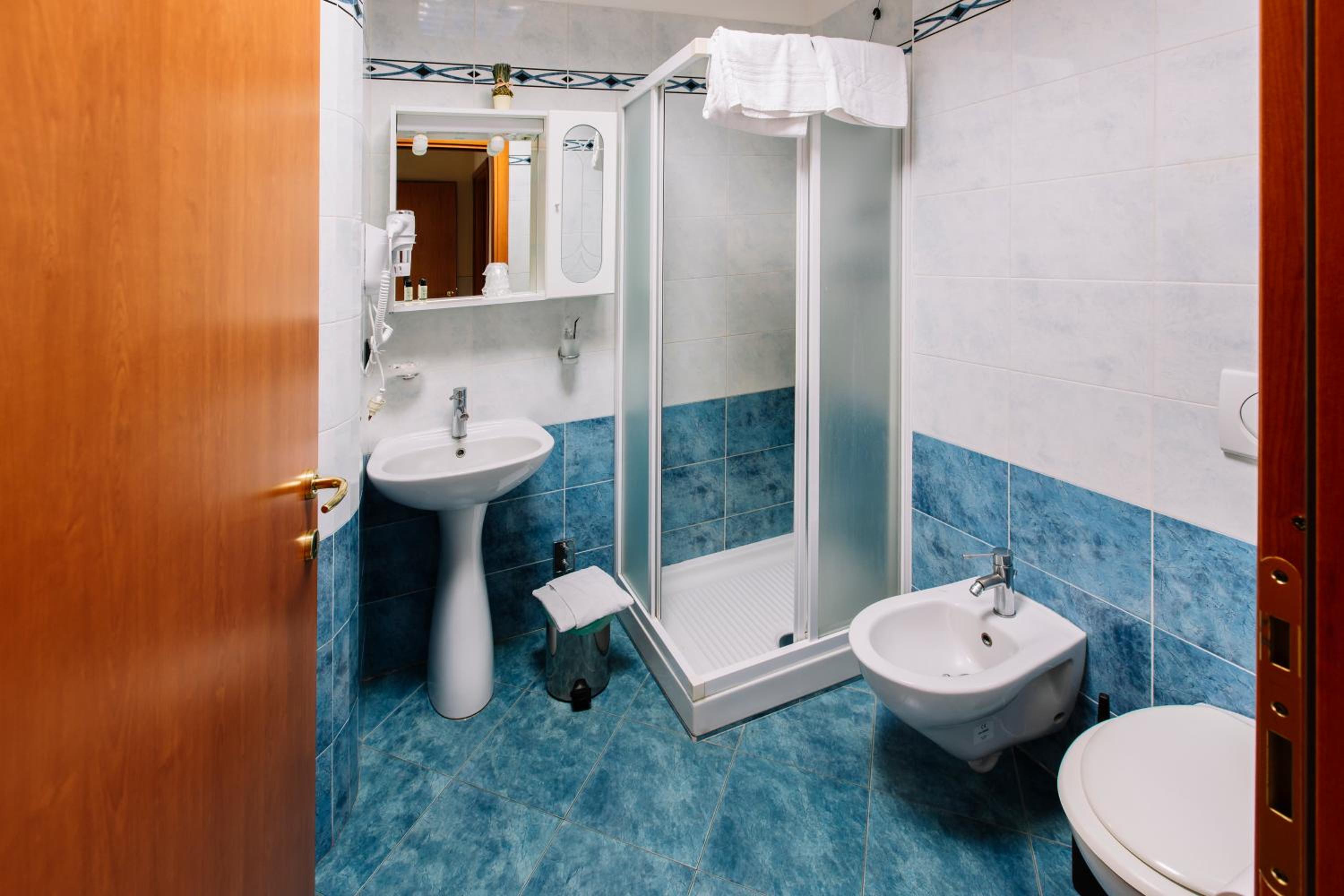Standard Triple Room - Photo 4