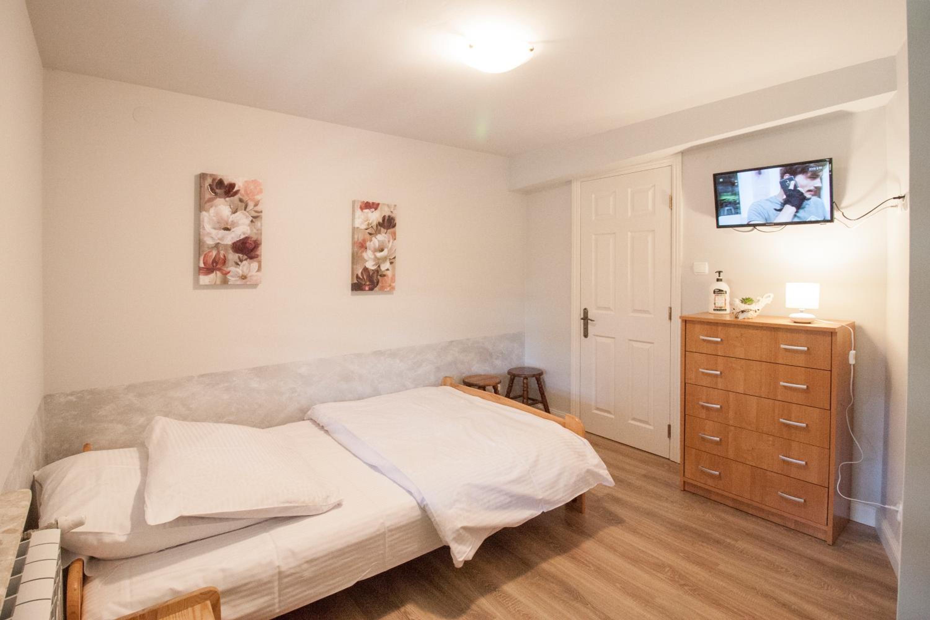 Small Double Room - Photo 1