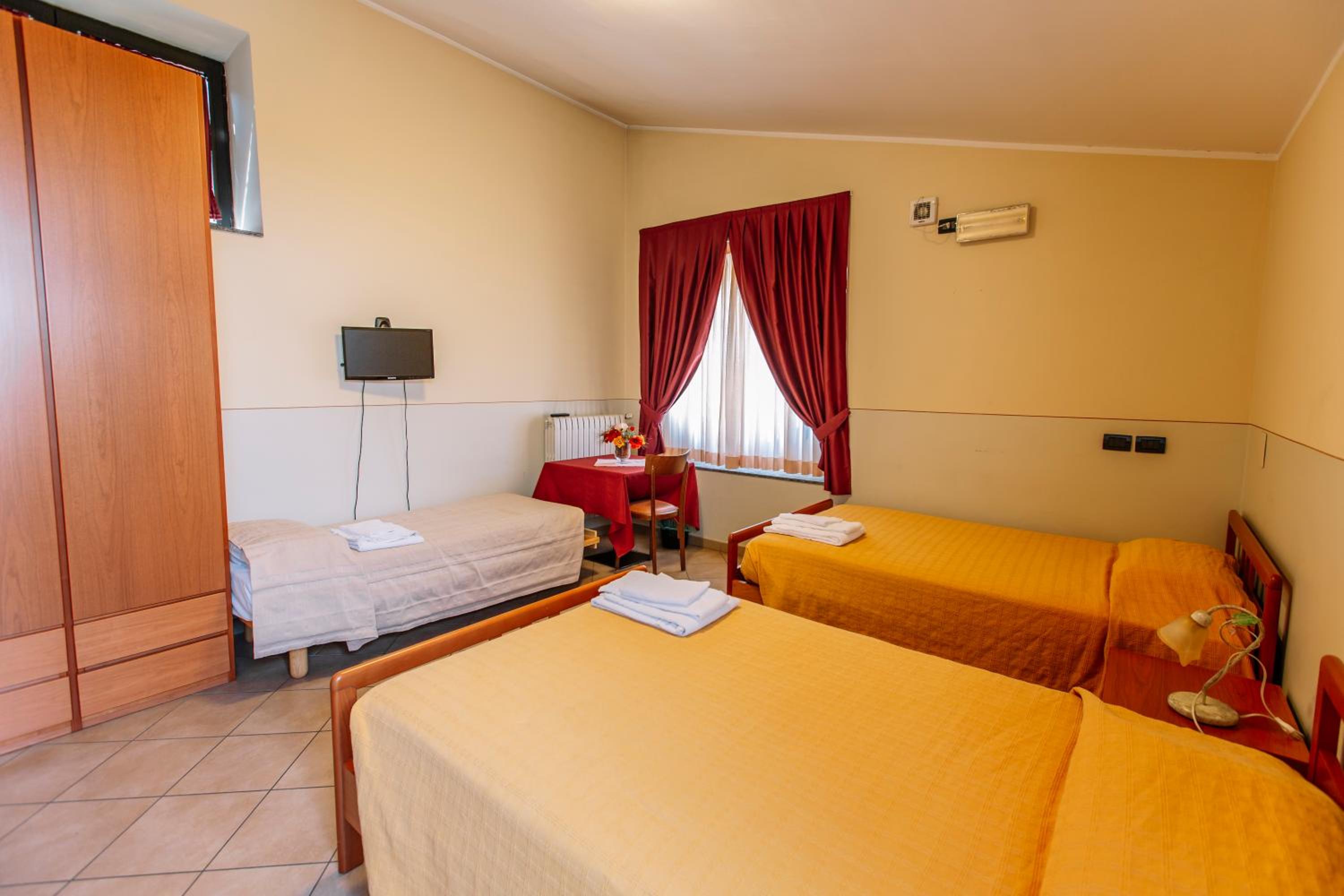 Standard Triple Room - Photo 7