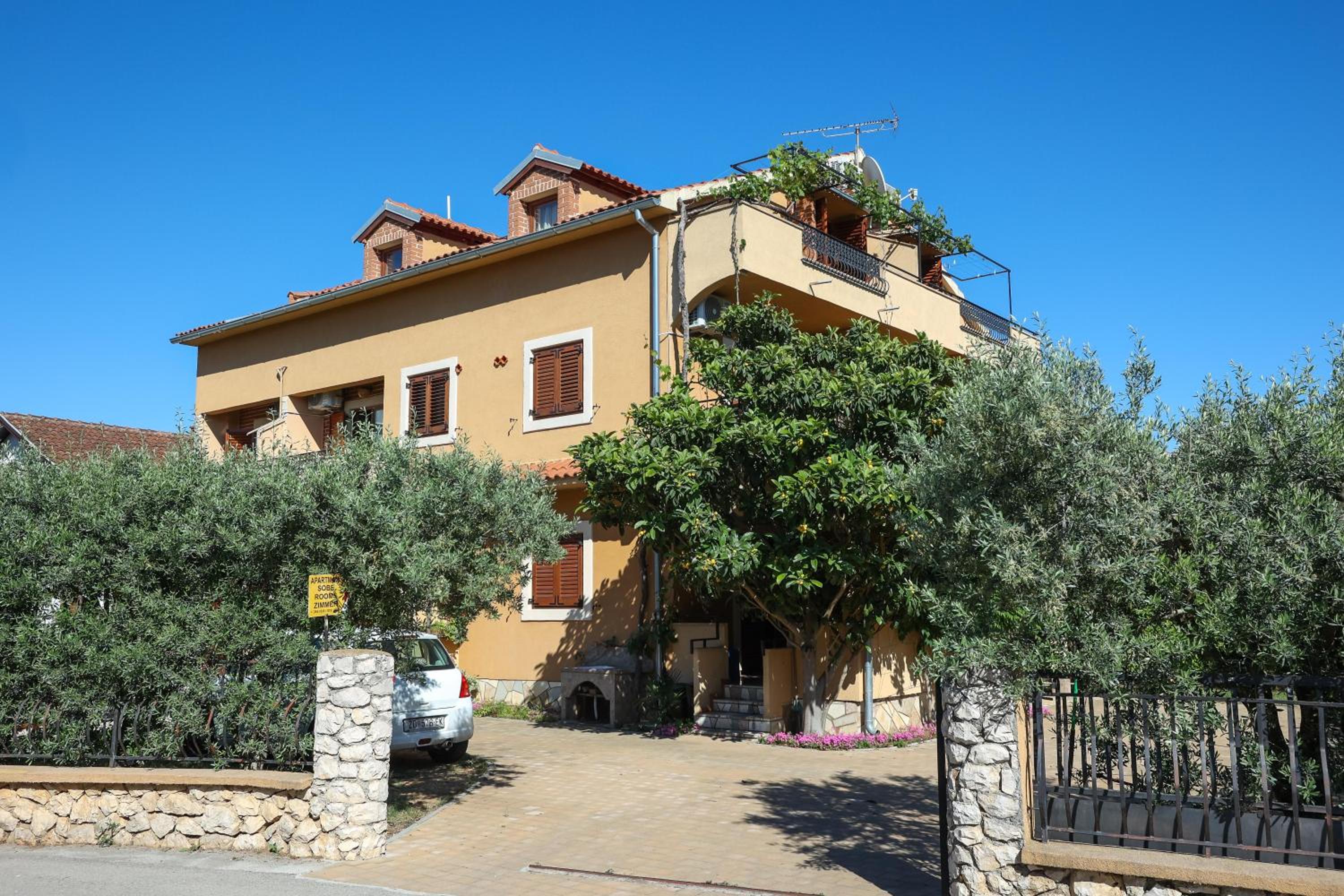 Double Room with Balcony - Photo 8