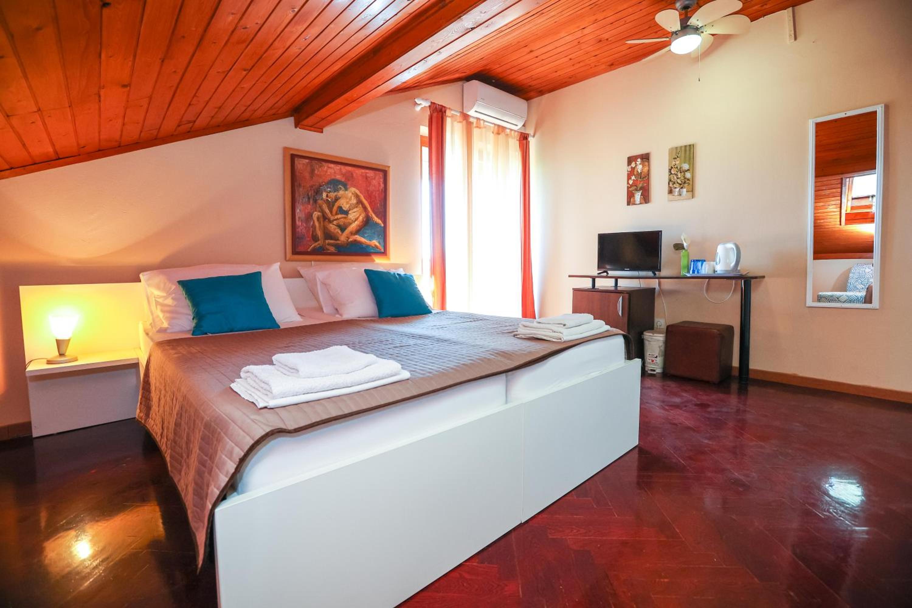 Double Room with Balcony - Photo 2