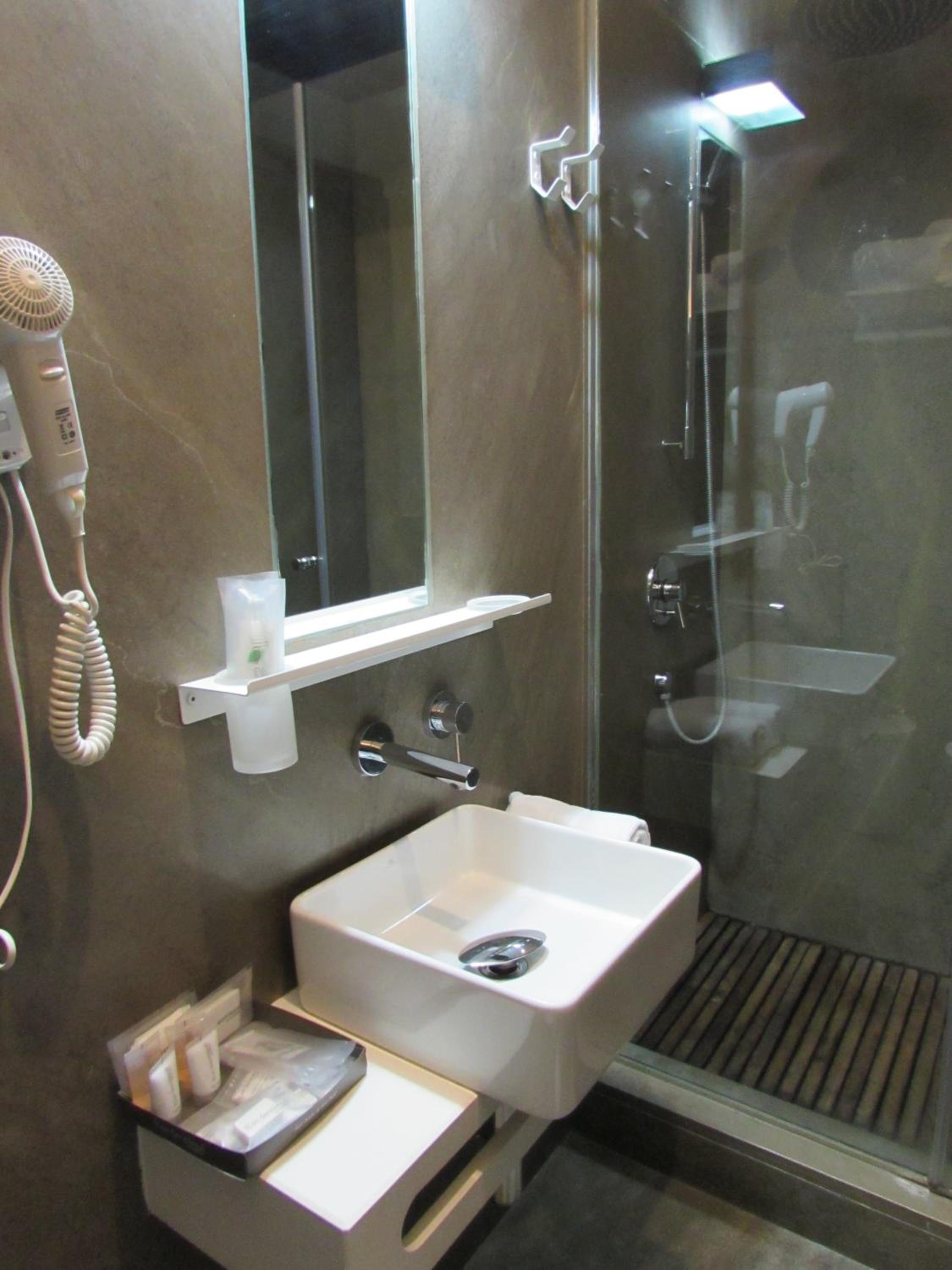 Double or Twin Room with interior patio view - Photo 7
