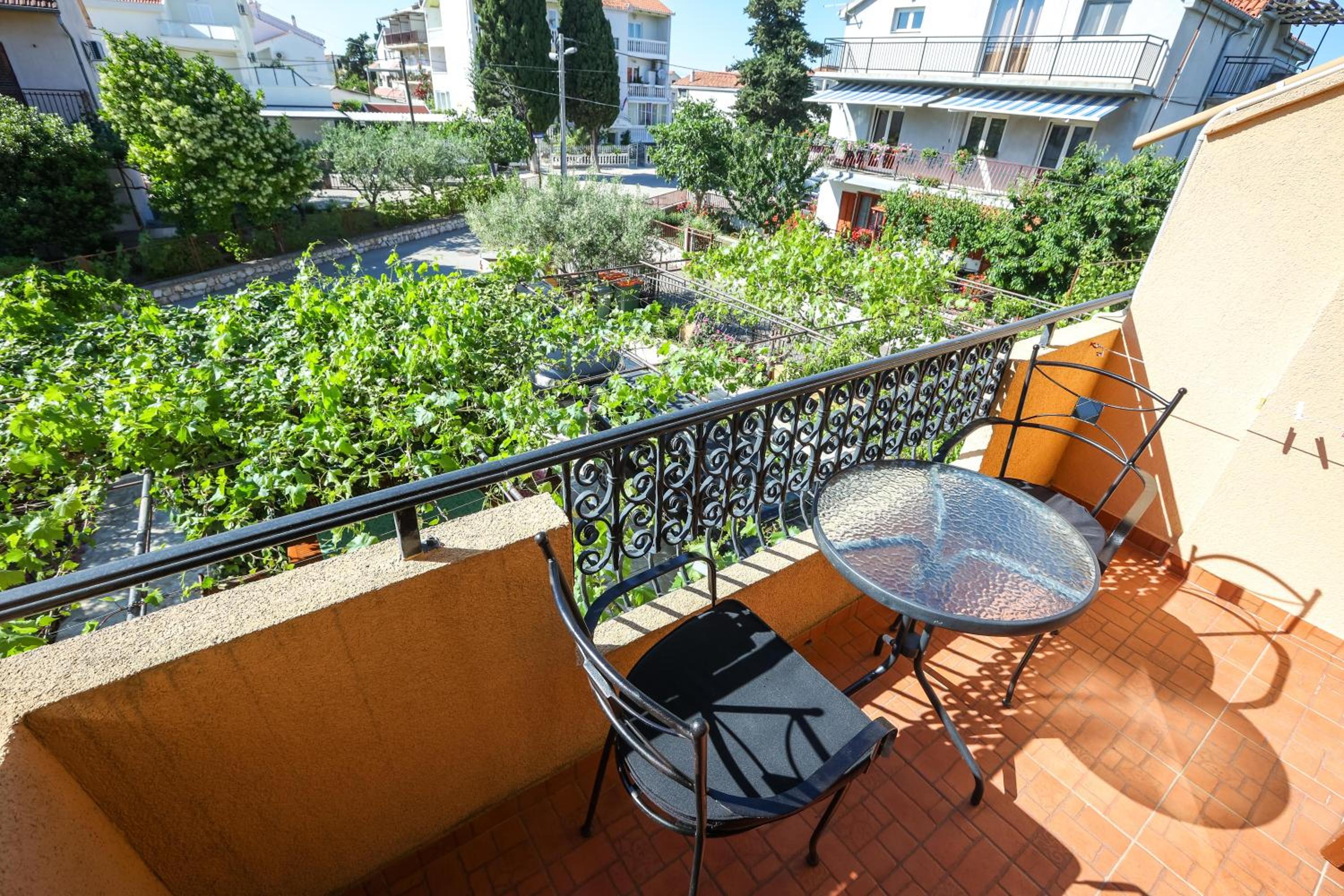 Studio with Balcony - Photo 6