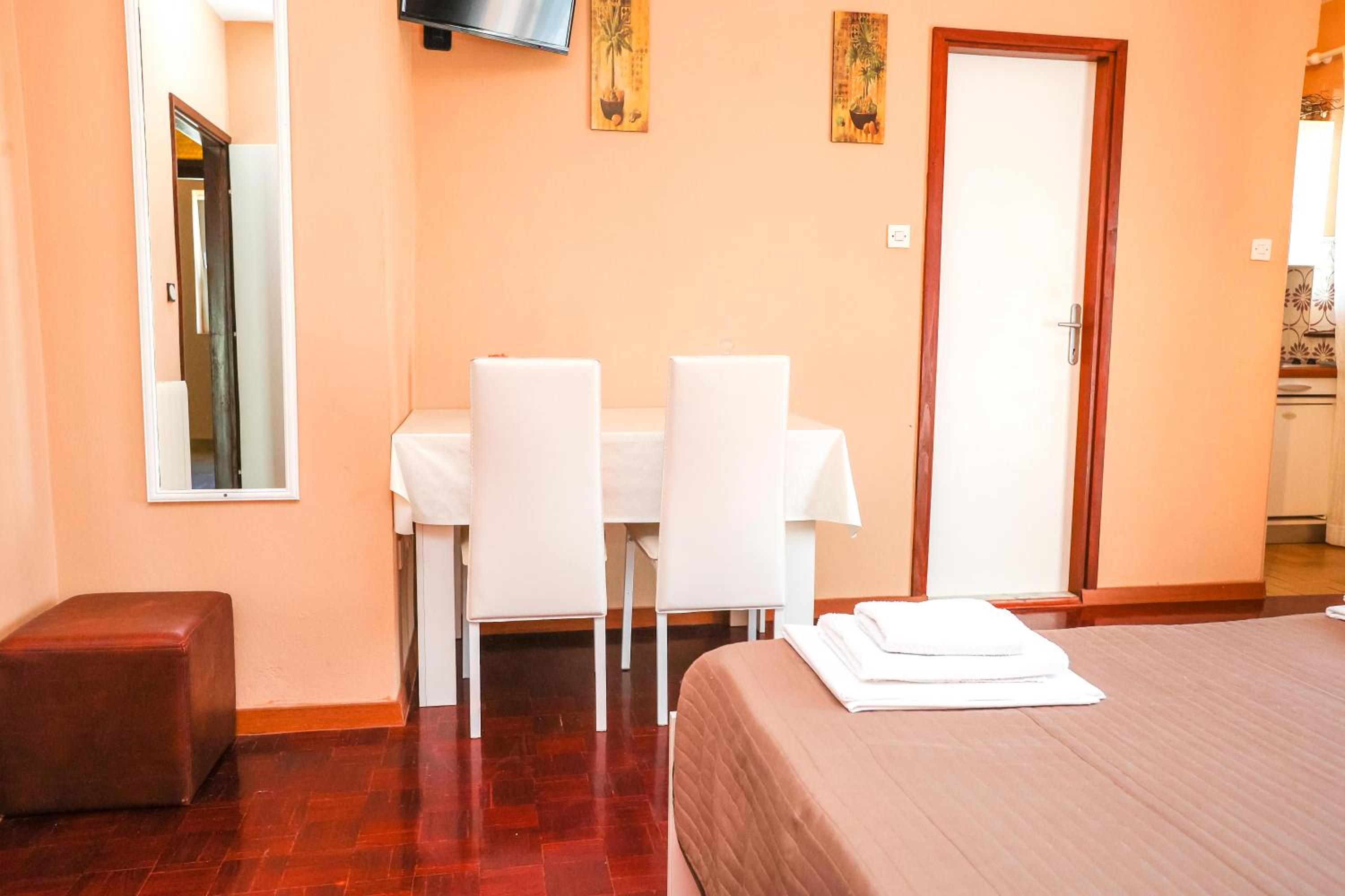 Studio with Balcony - Photo 7