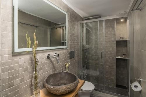 Suite with Hot Tub - Photo 17