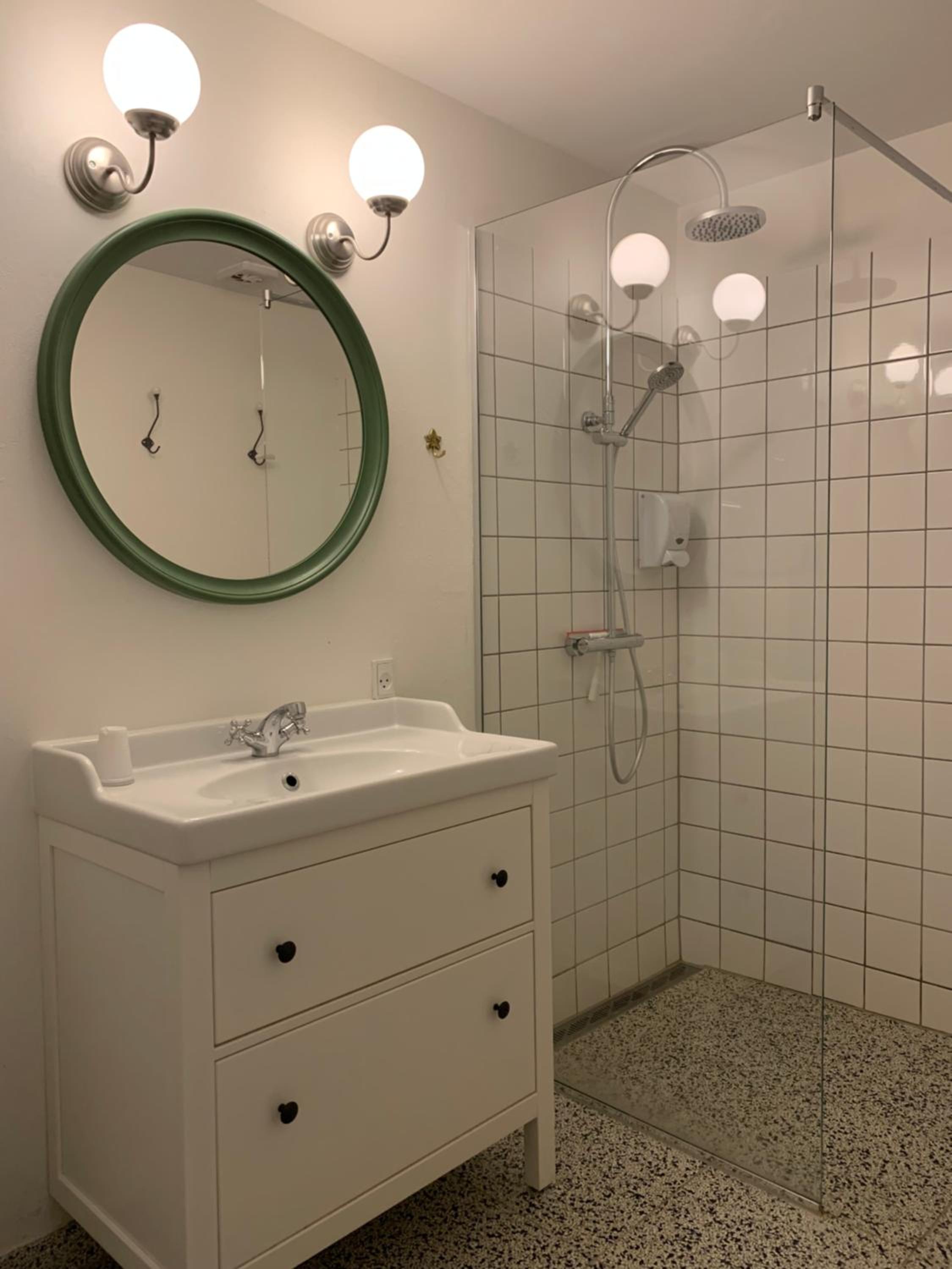 Deluxe Double Room with Shower - Photo 4
