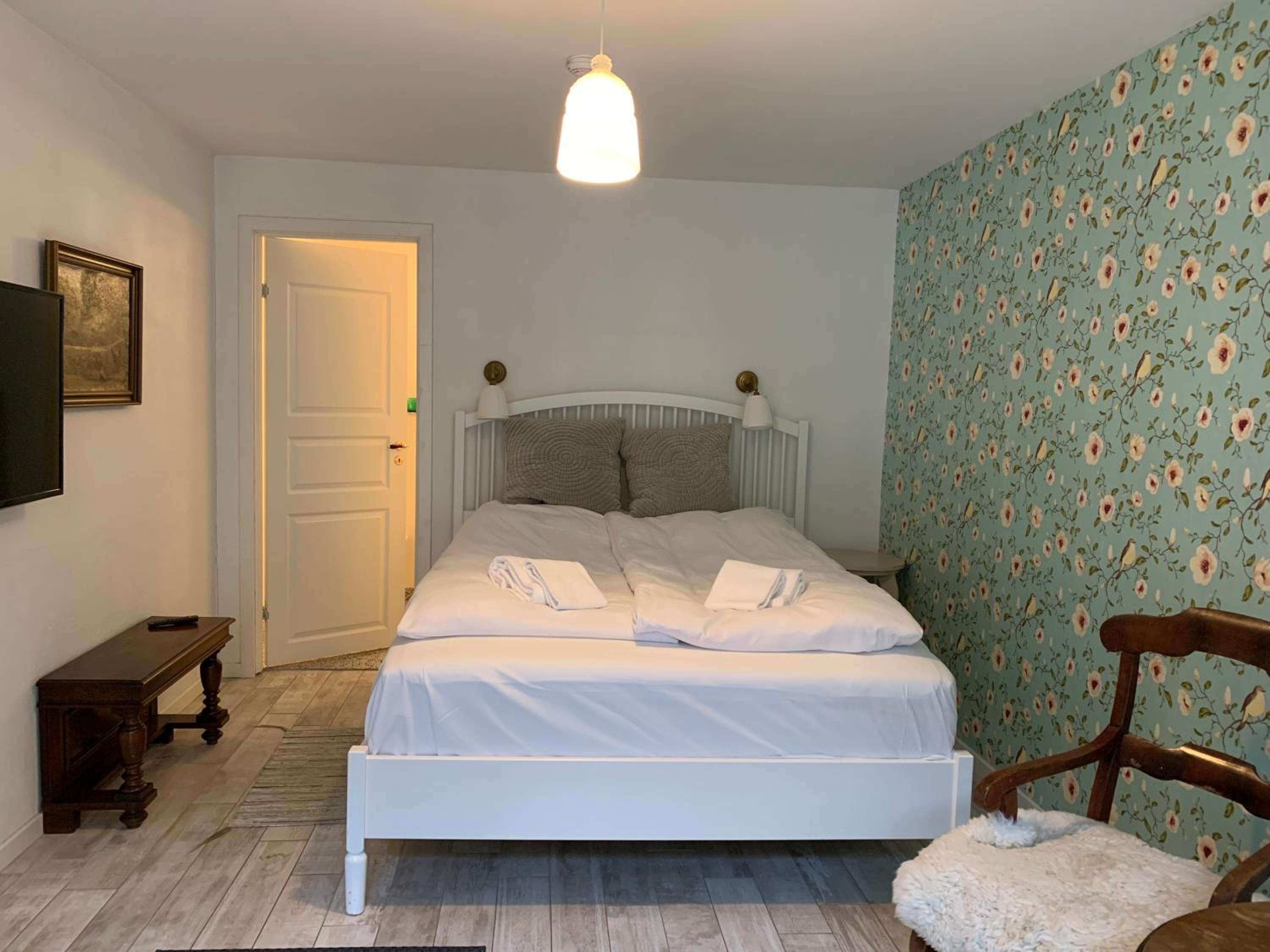 Deluxe Double Room with Shower - Photo 5