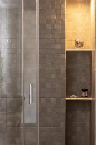 Suite with Hot Tub - Photo 16