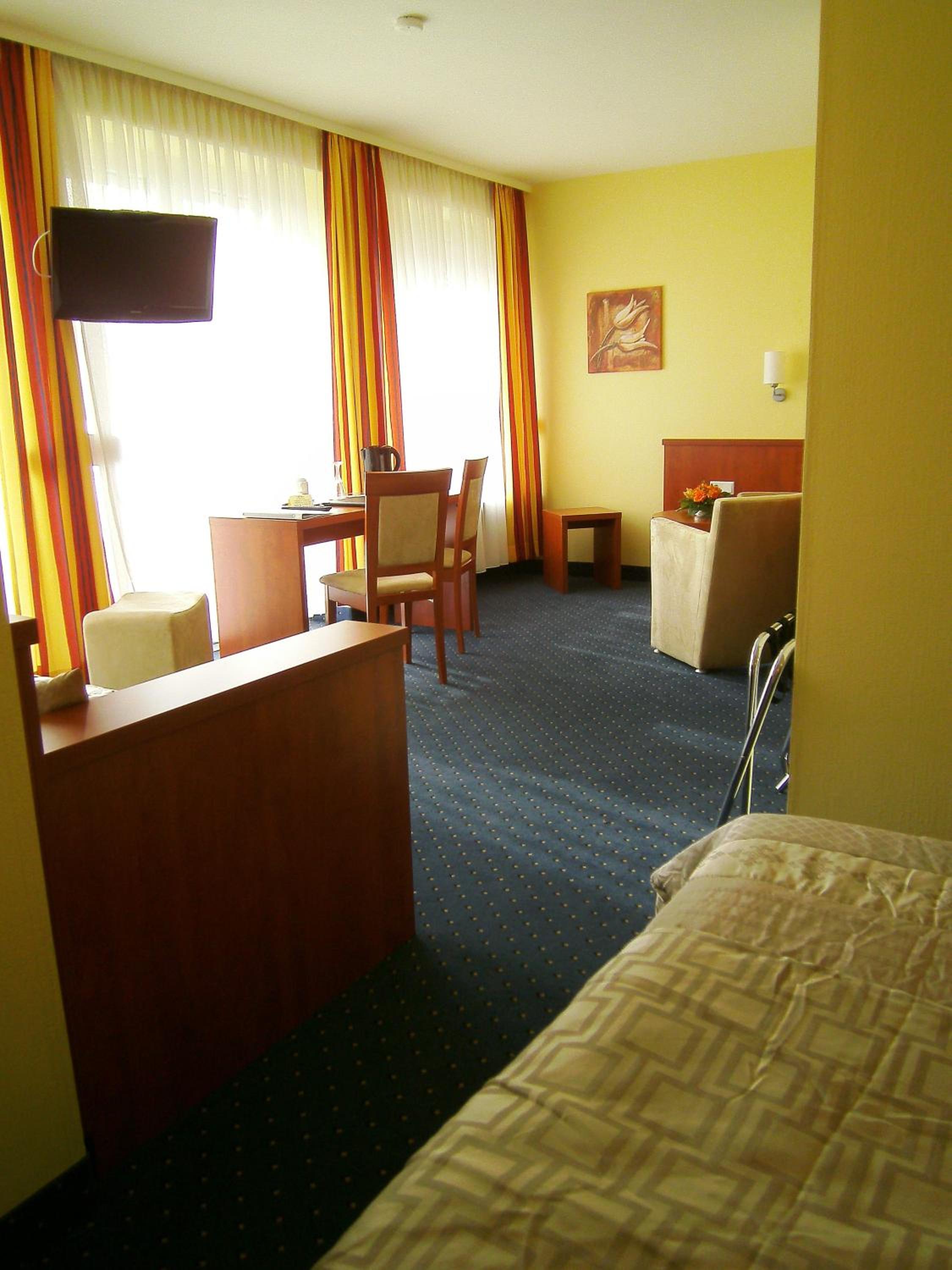 Suite - Photo 13