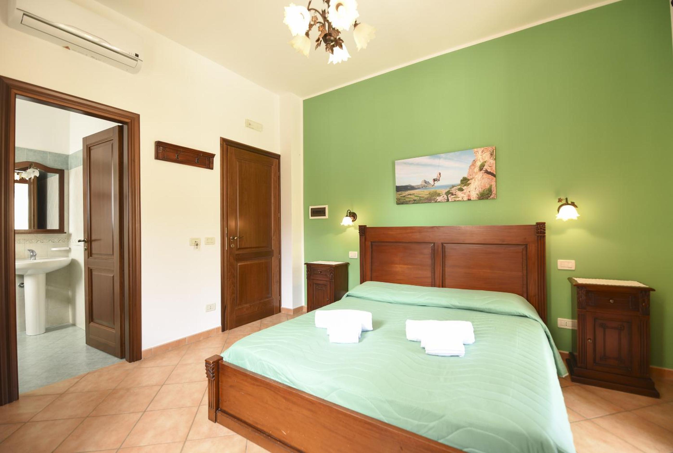 Standard Double Room - Photo 18