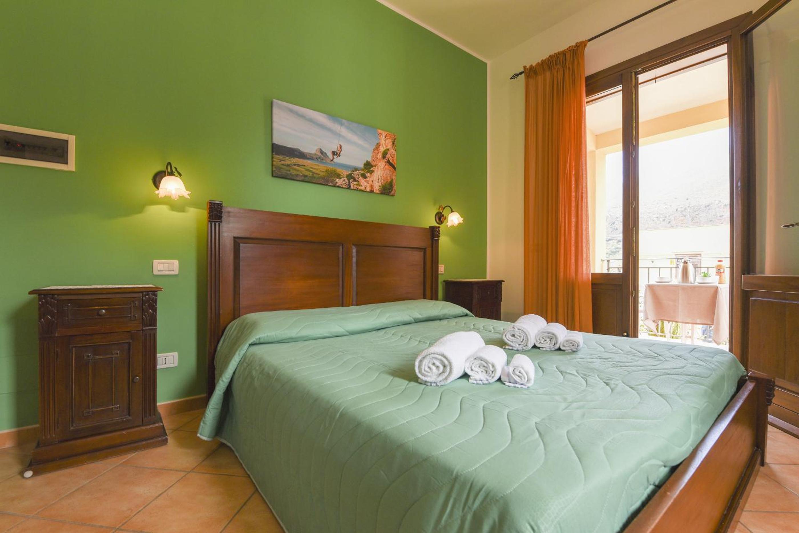Standard Double Room - Photo 16