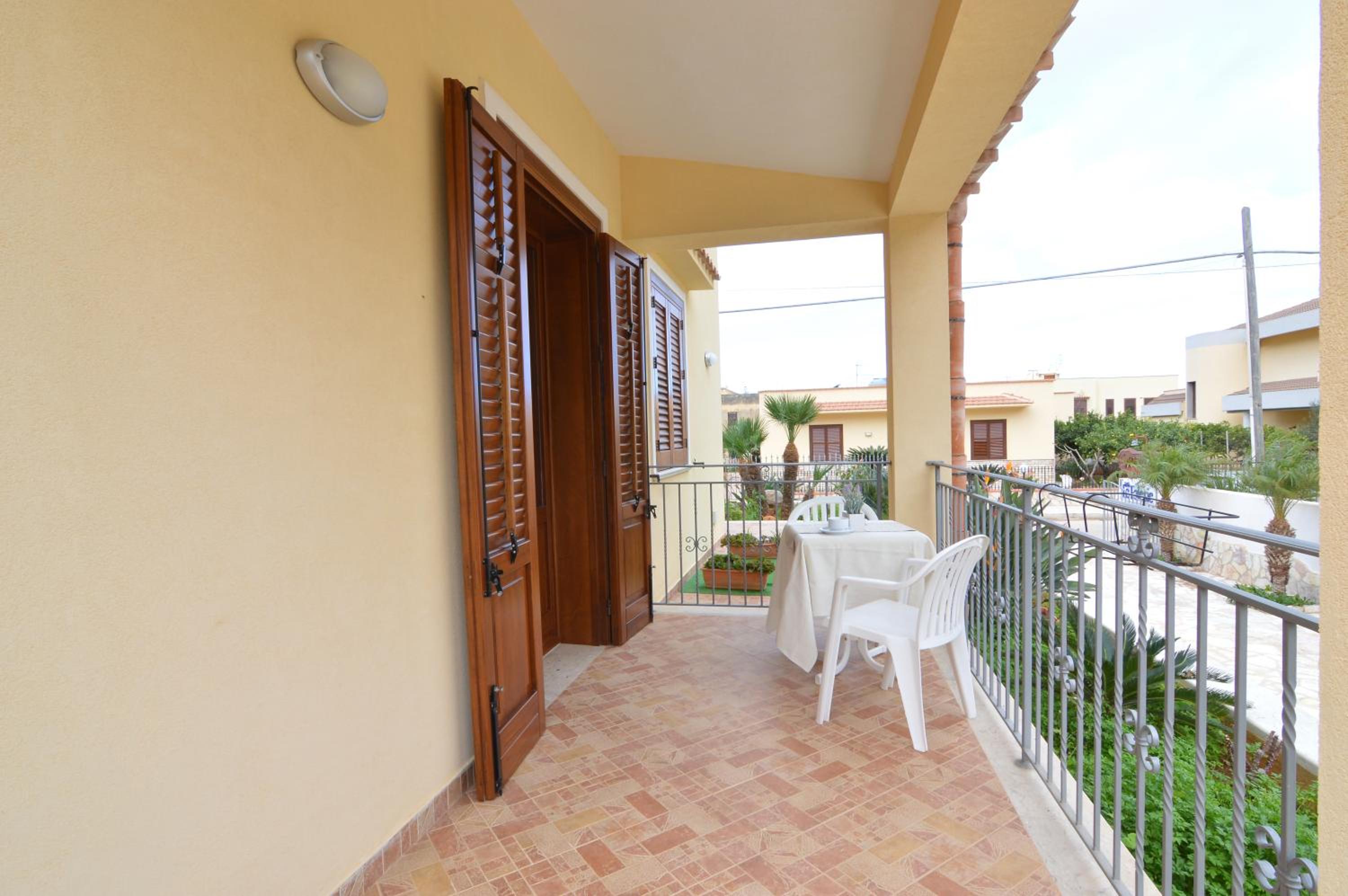 Standard Double Room - Photo 9
