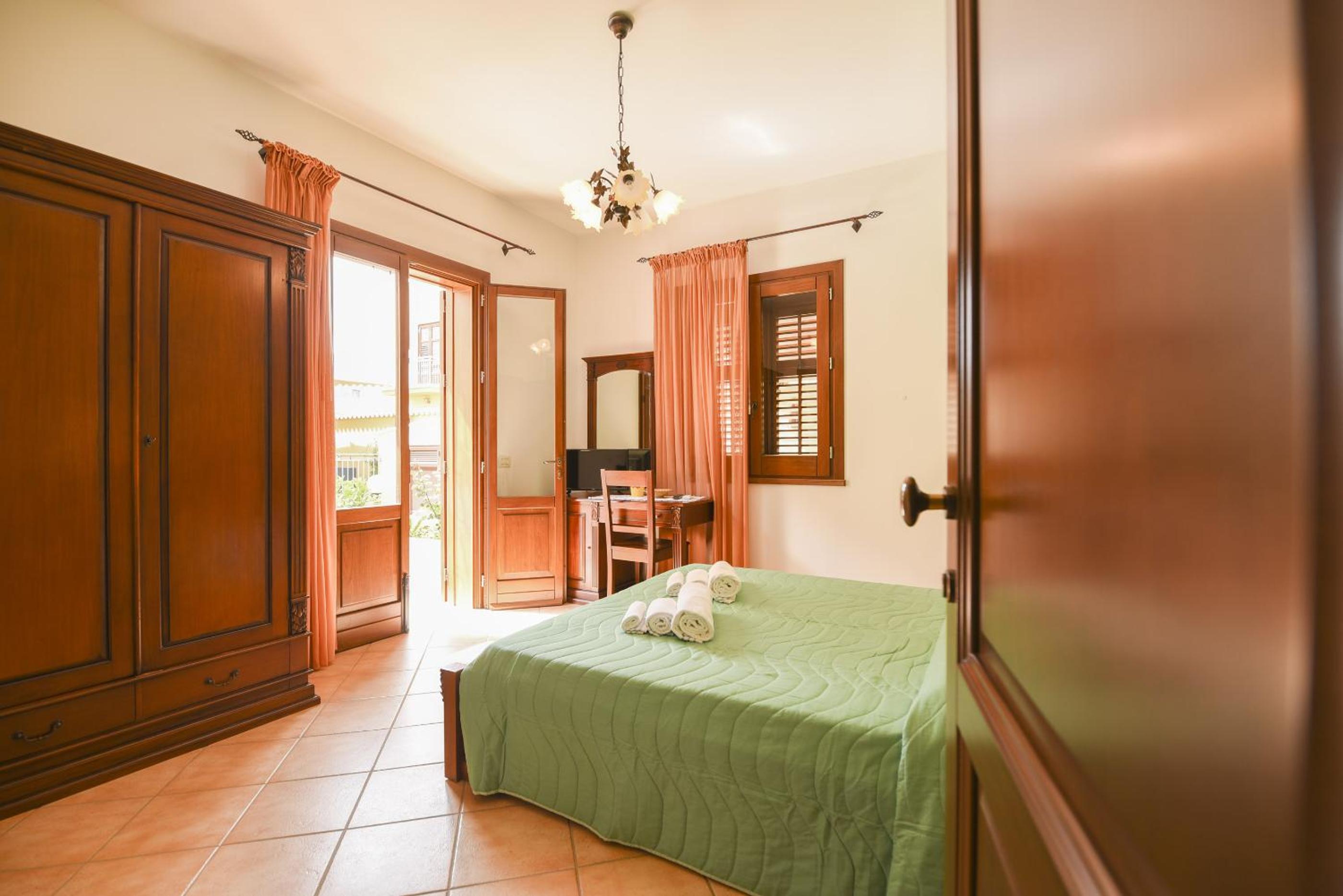 Standard Double Room - Photo 4