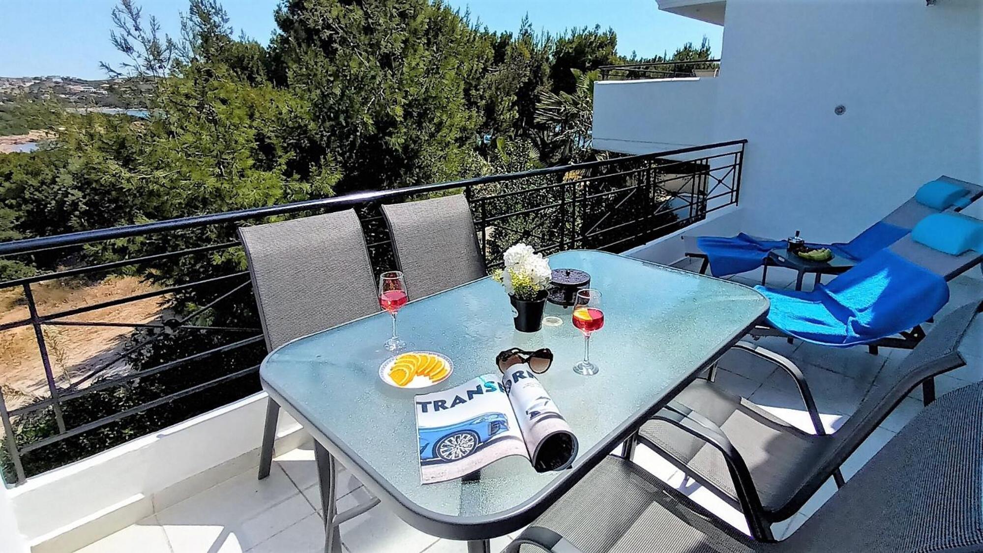 Two-Bedroom Apartment with Partial Ocean View photo 3