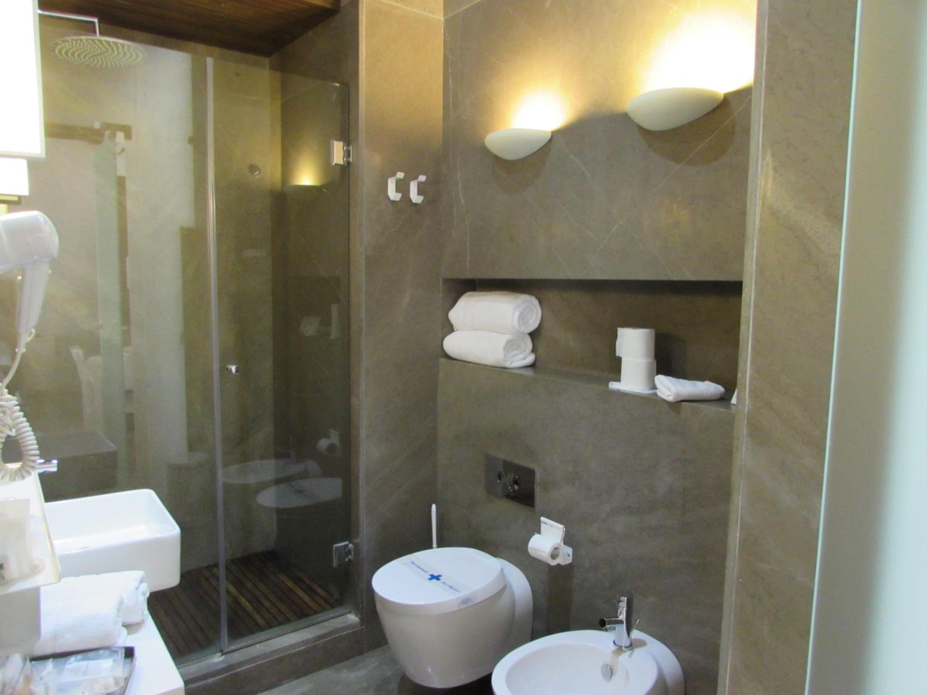 Superior Double or Twin Room with  with Alhambra View - Photo 14