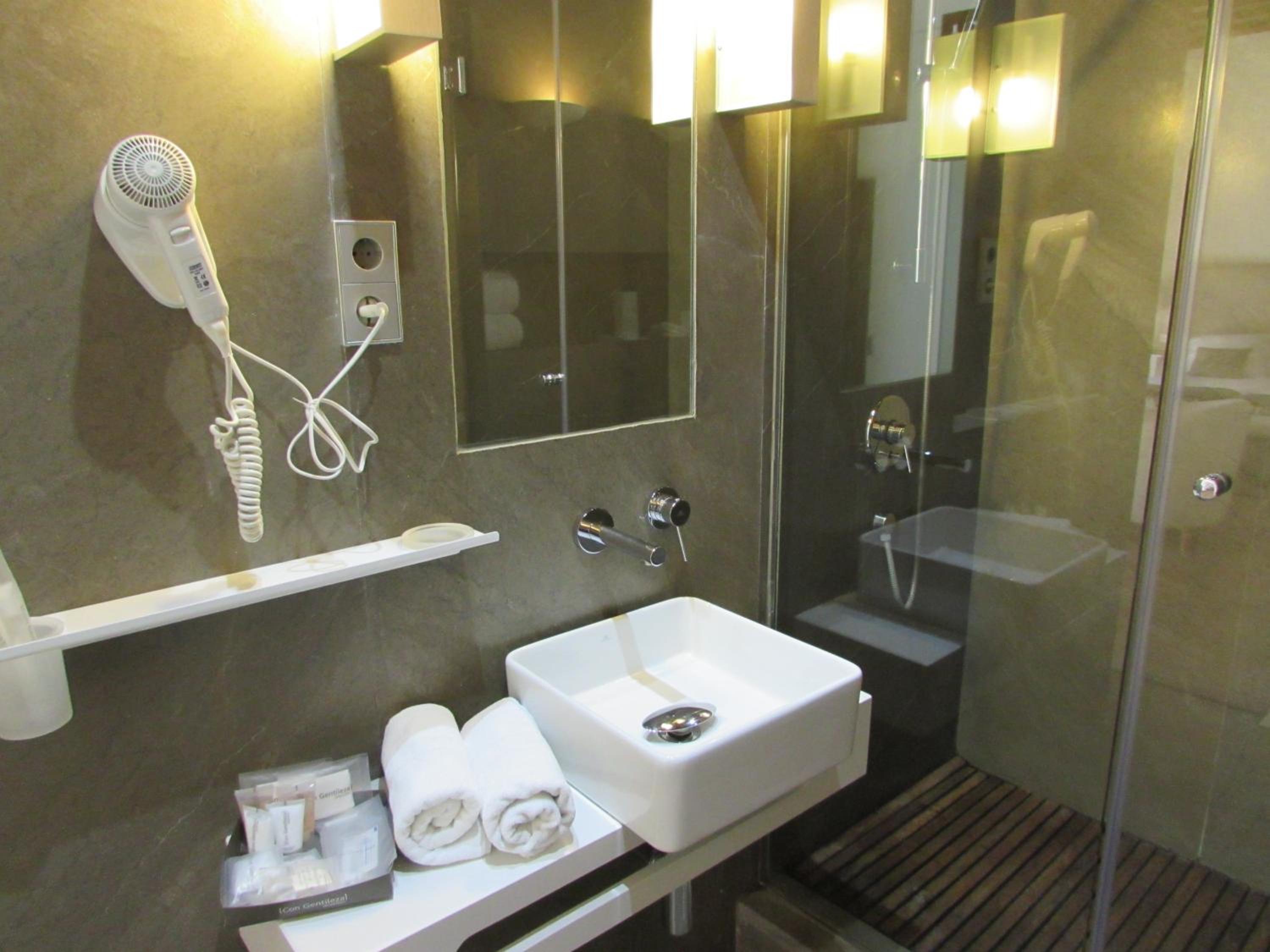 Superior Double or Twin Room with  with Alhambra View - Photo 15