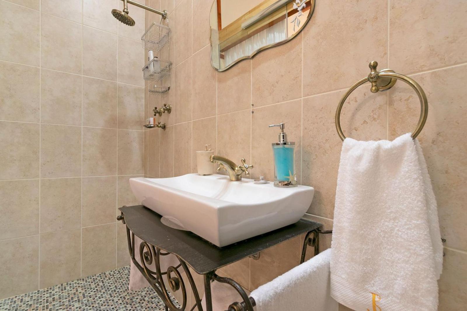 Queen Room photo 3