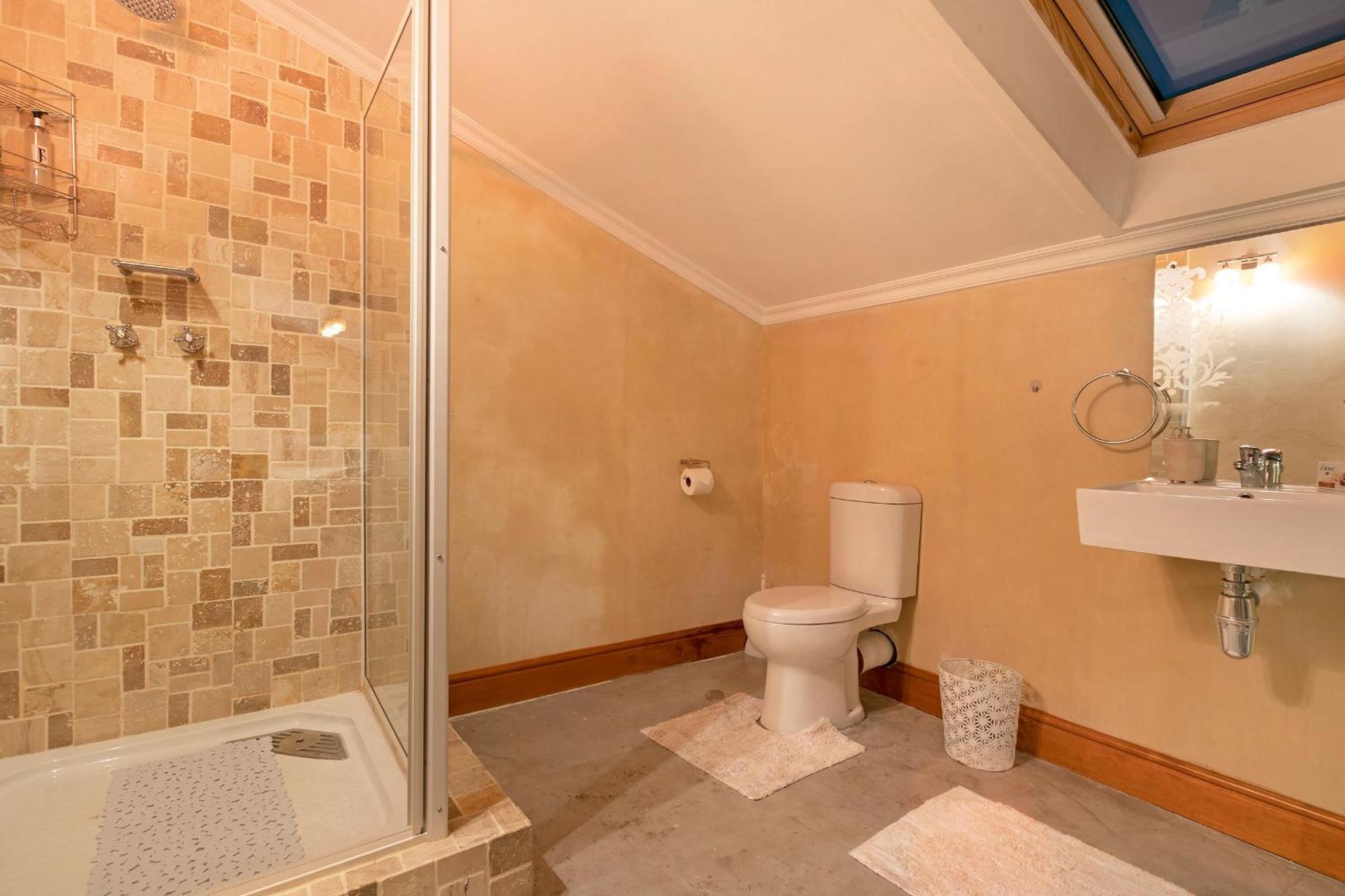 Queen Room photo 2