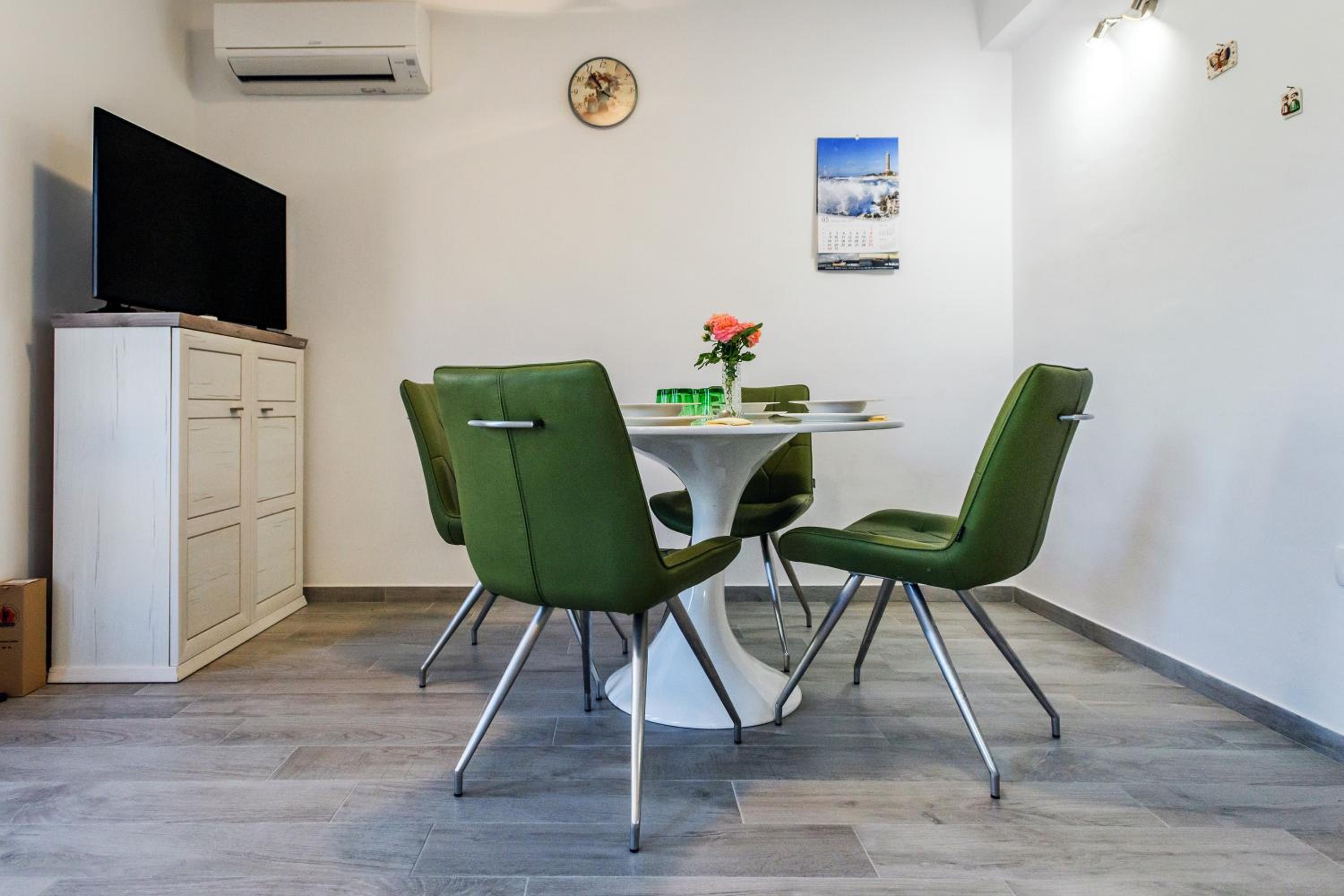 Digital Nomads Package - Two-Bedroom Apartment with Free Office Equipment photo 2
