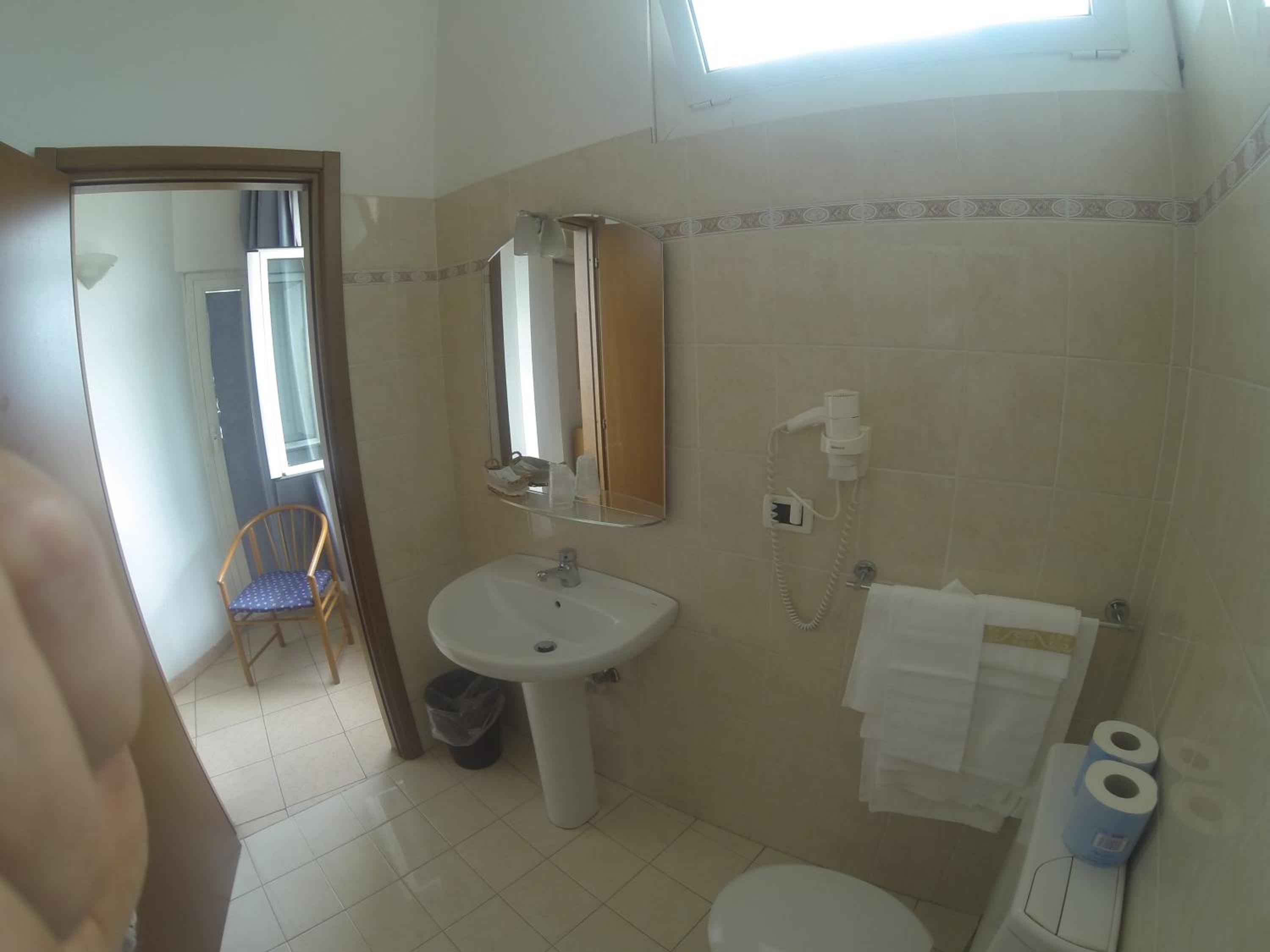 Quadruple Room - Photo 5