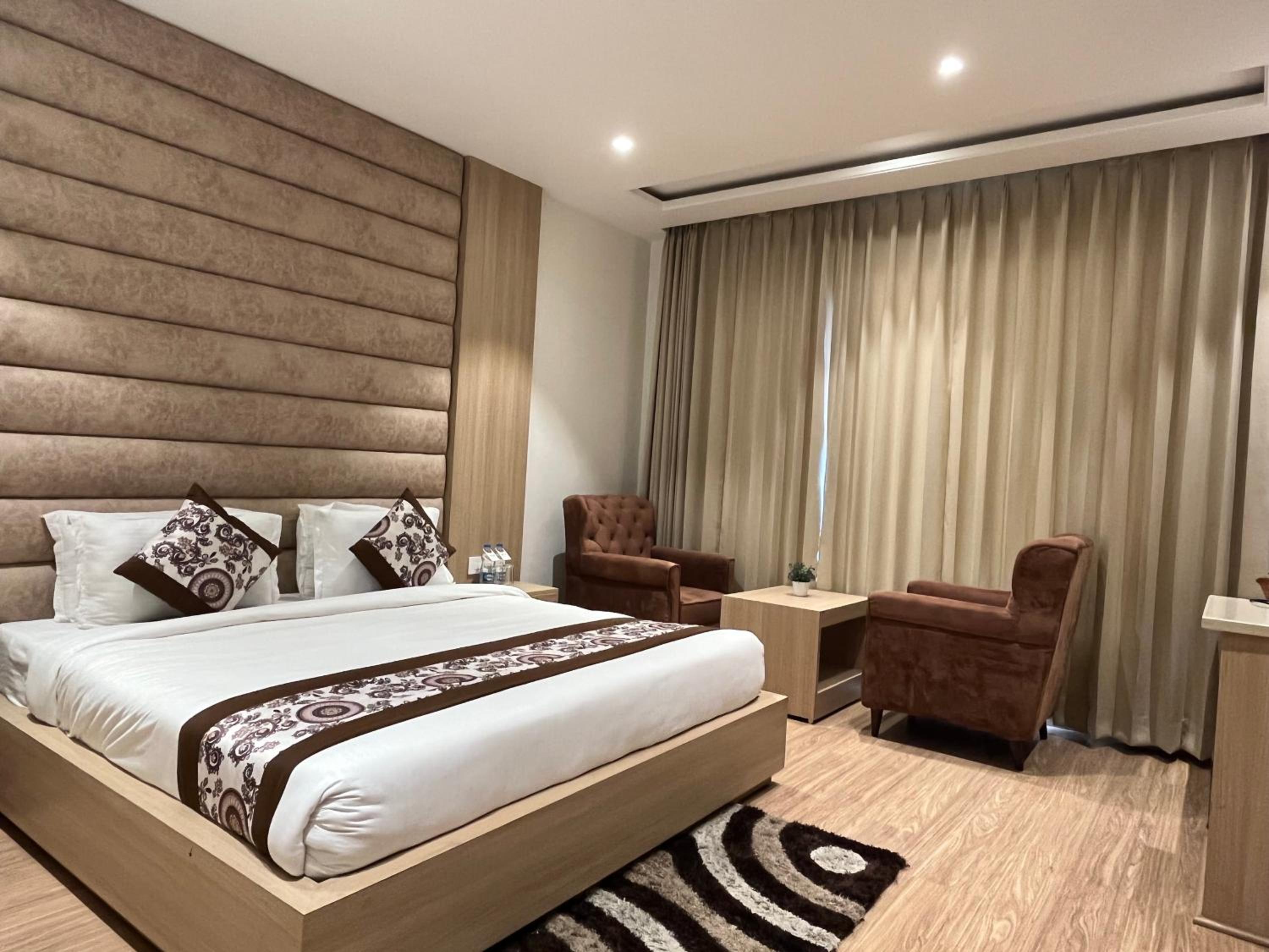 Executive Suite - Photo 36