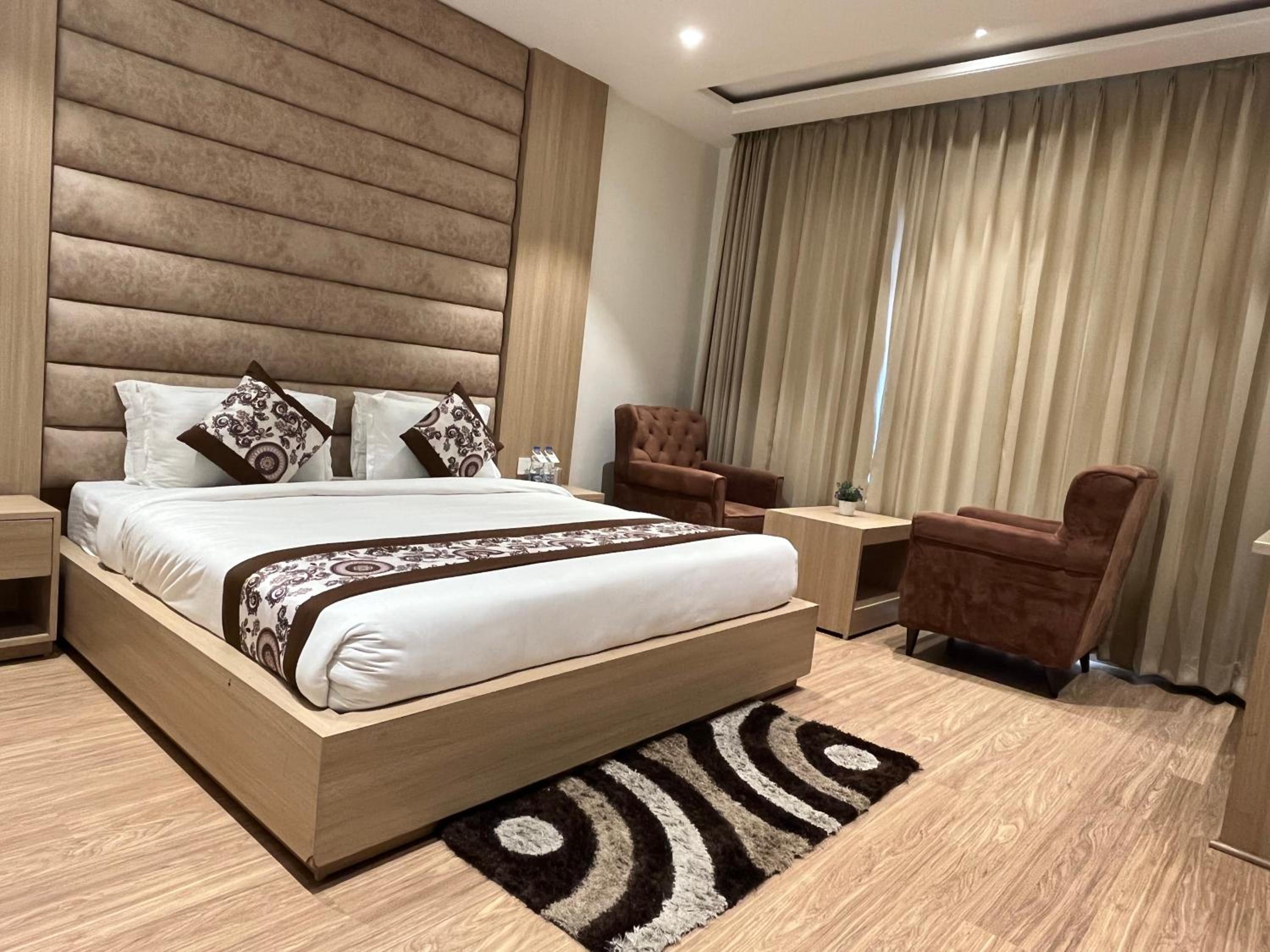 Executive Suite - Photo 37