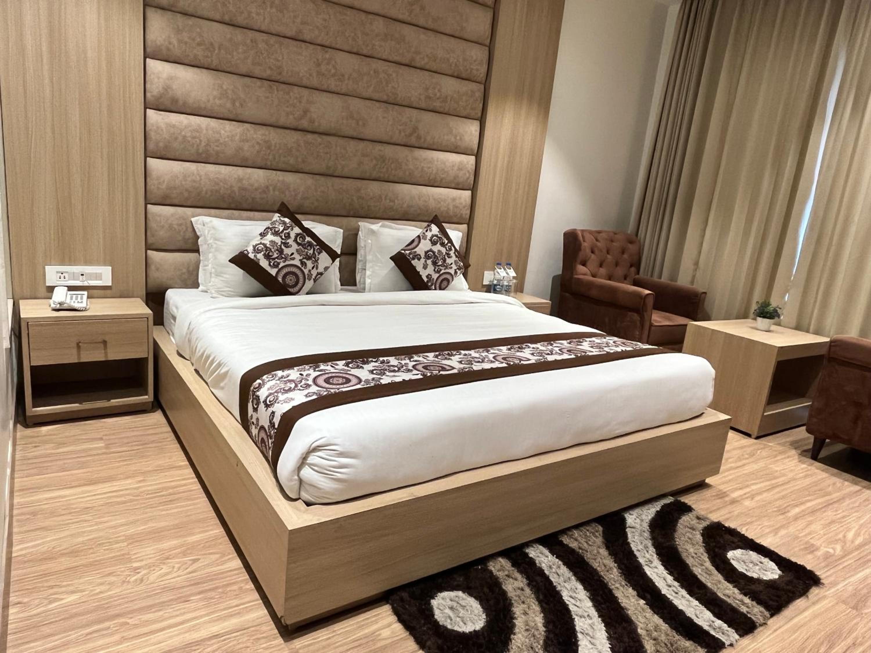 Executive Suite - Photo 34
