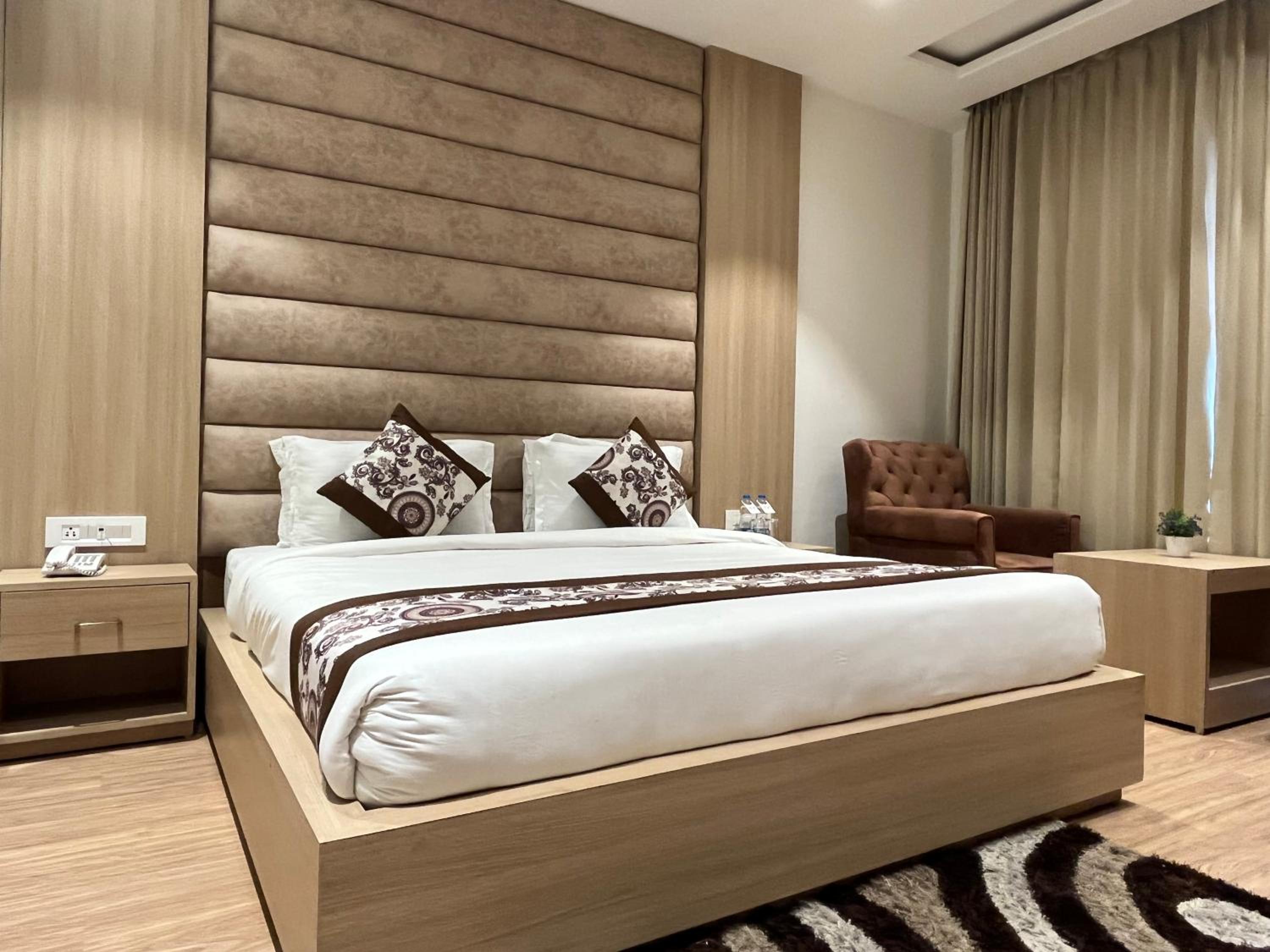 Executive Suite - Photo 35