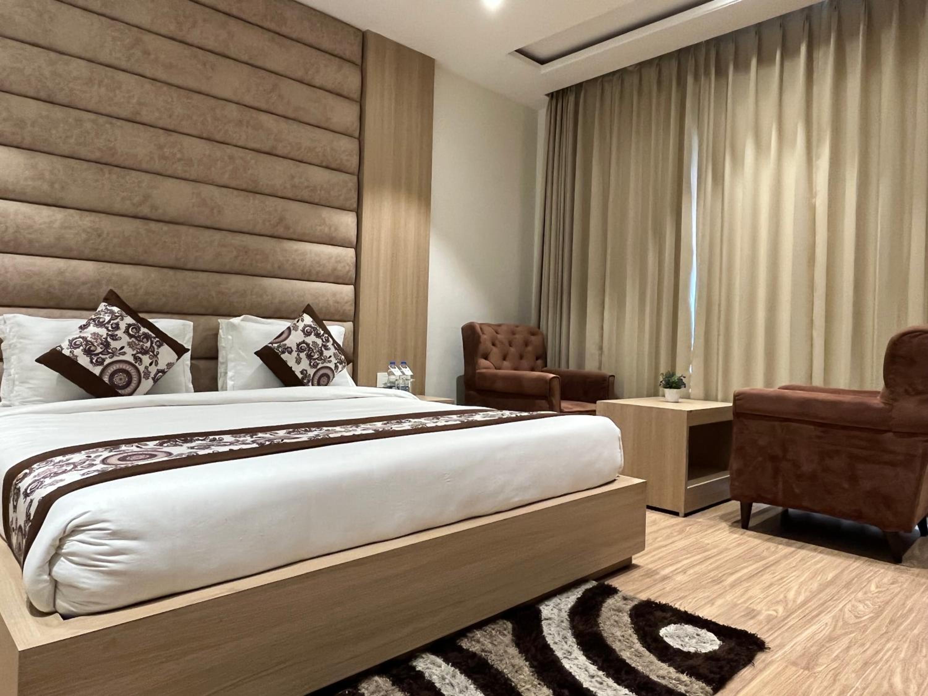 Executive Suite - Photo 1