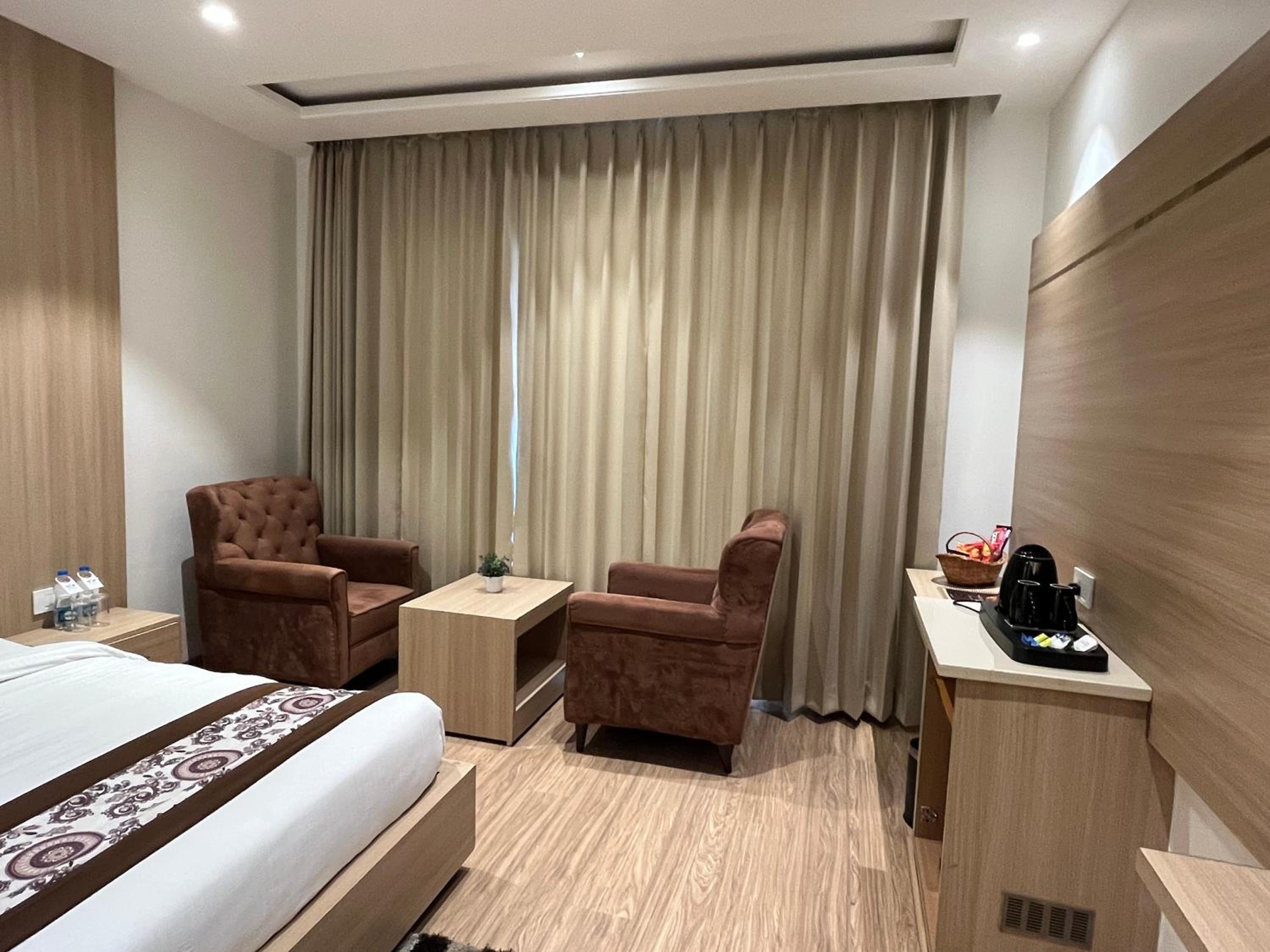 Executive Suite - Photo 7
