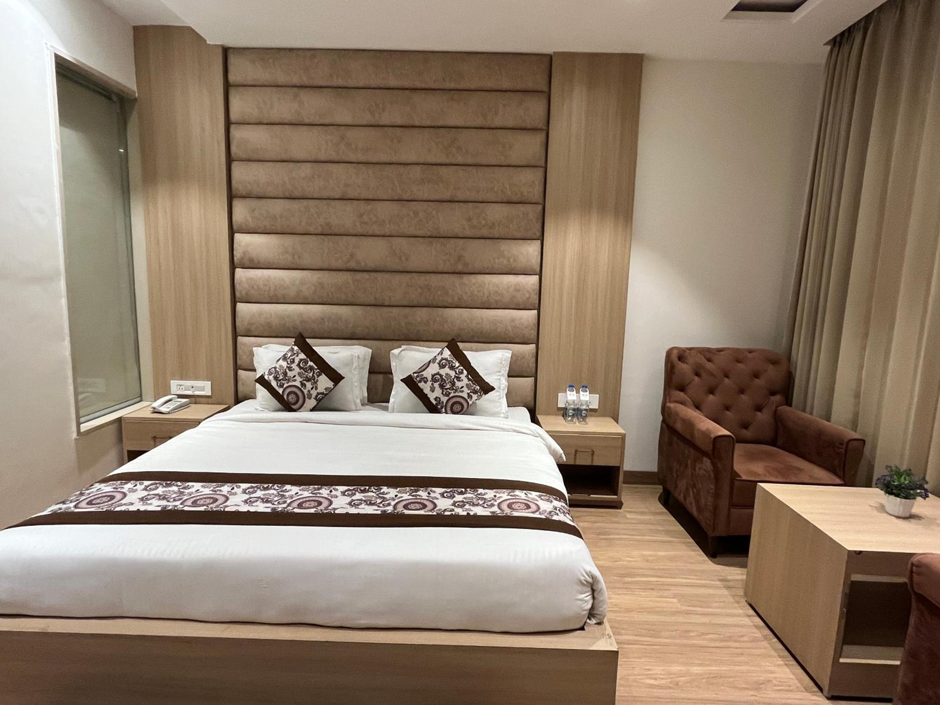 Executive Suite - Photo 10
