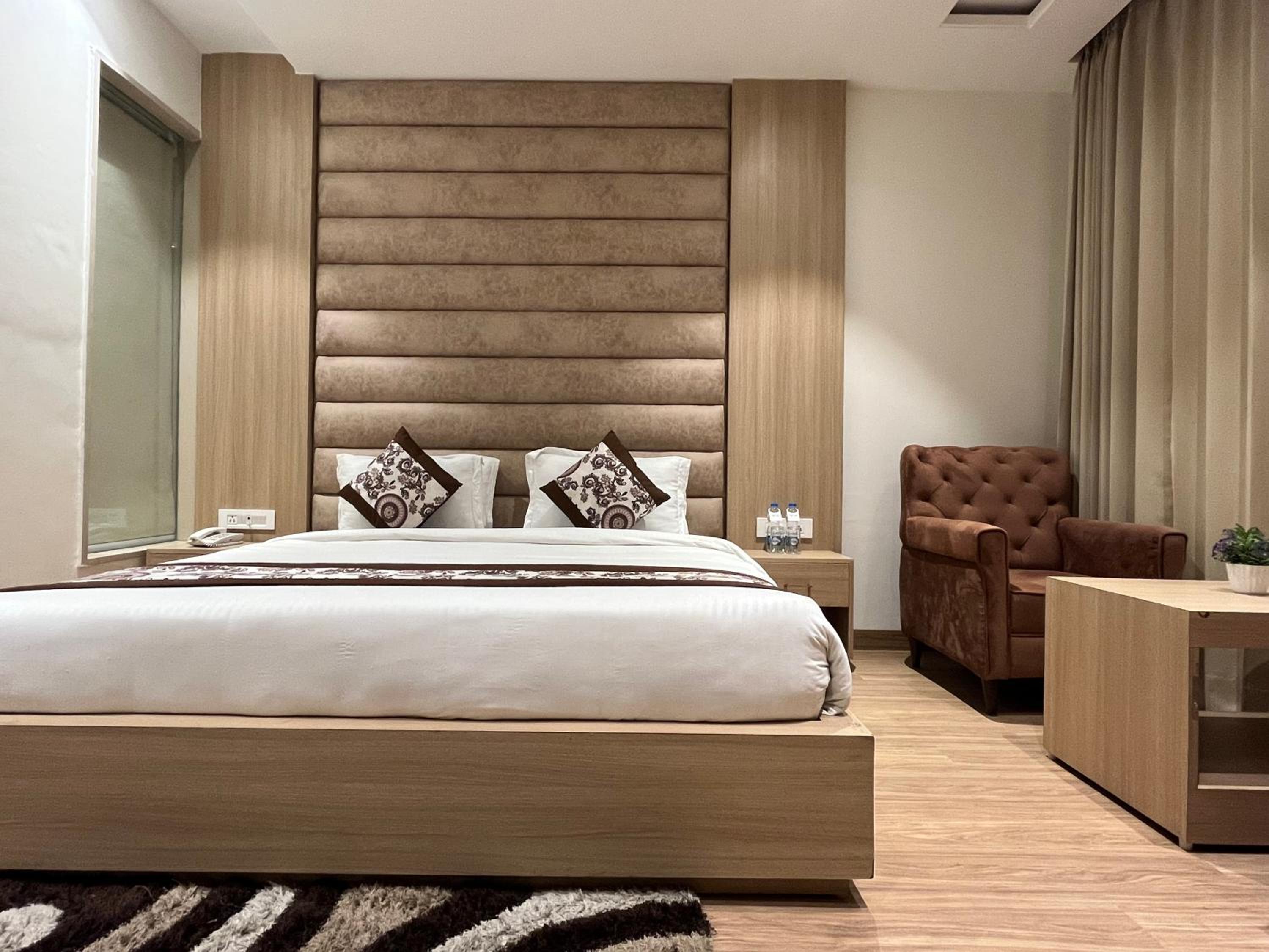 Executive Suite - Photo 11