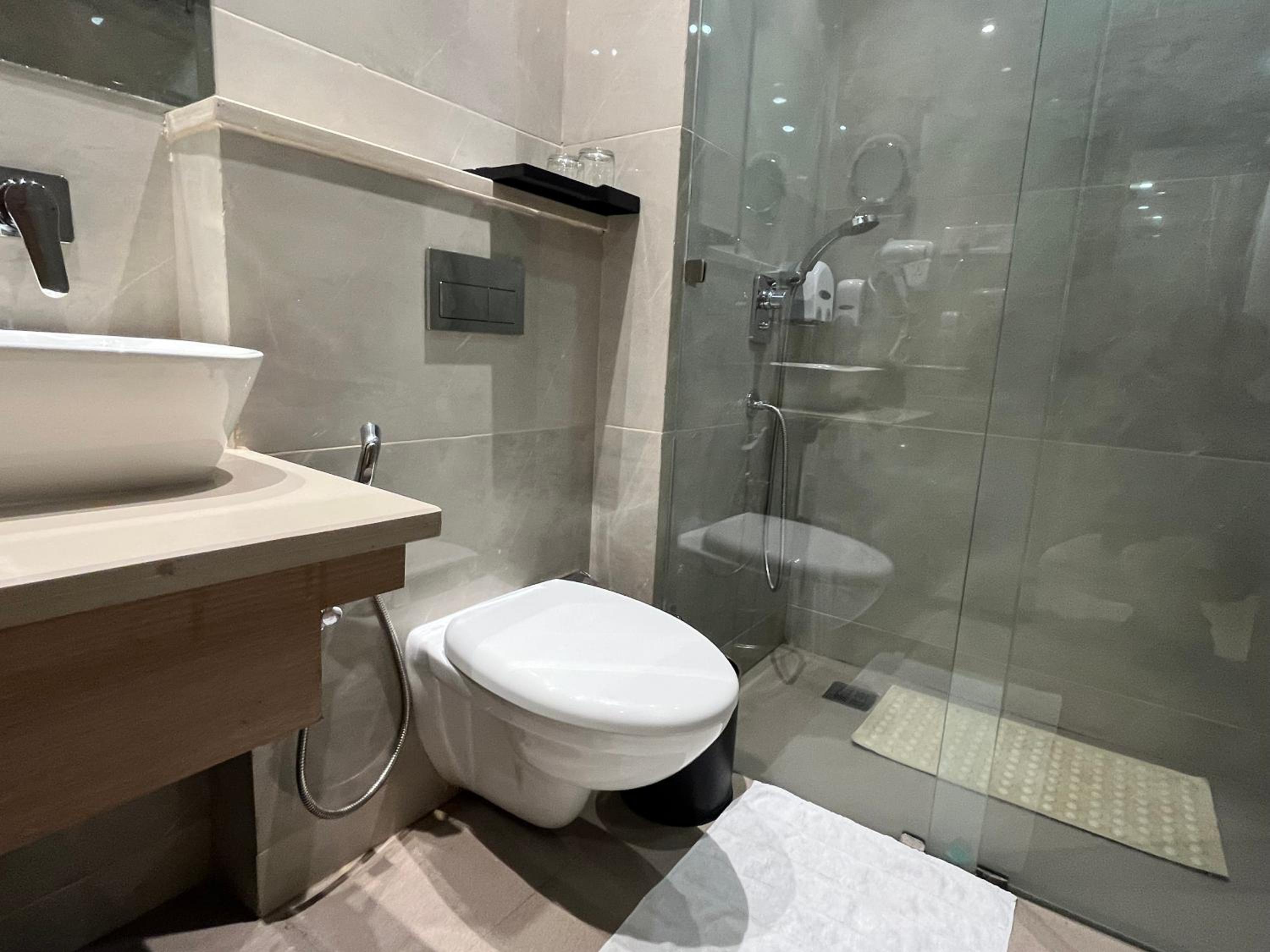 Executive Suite - Photo 12