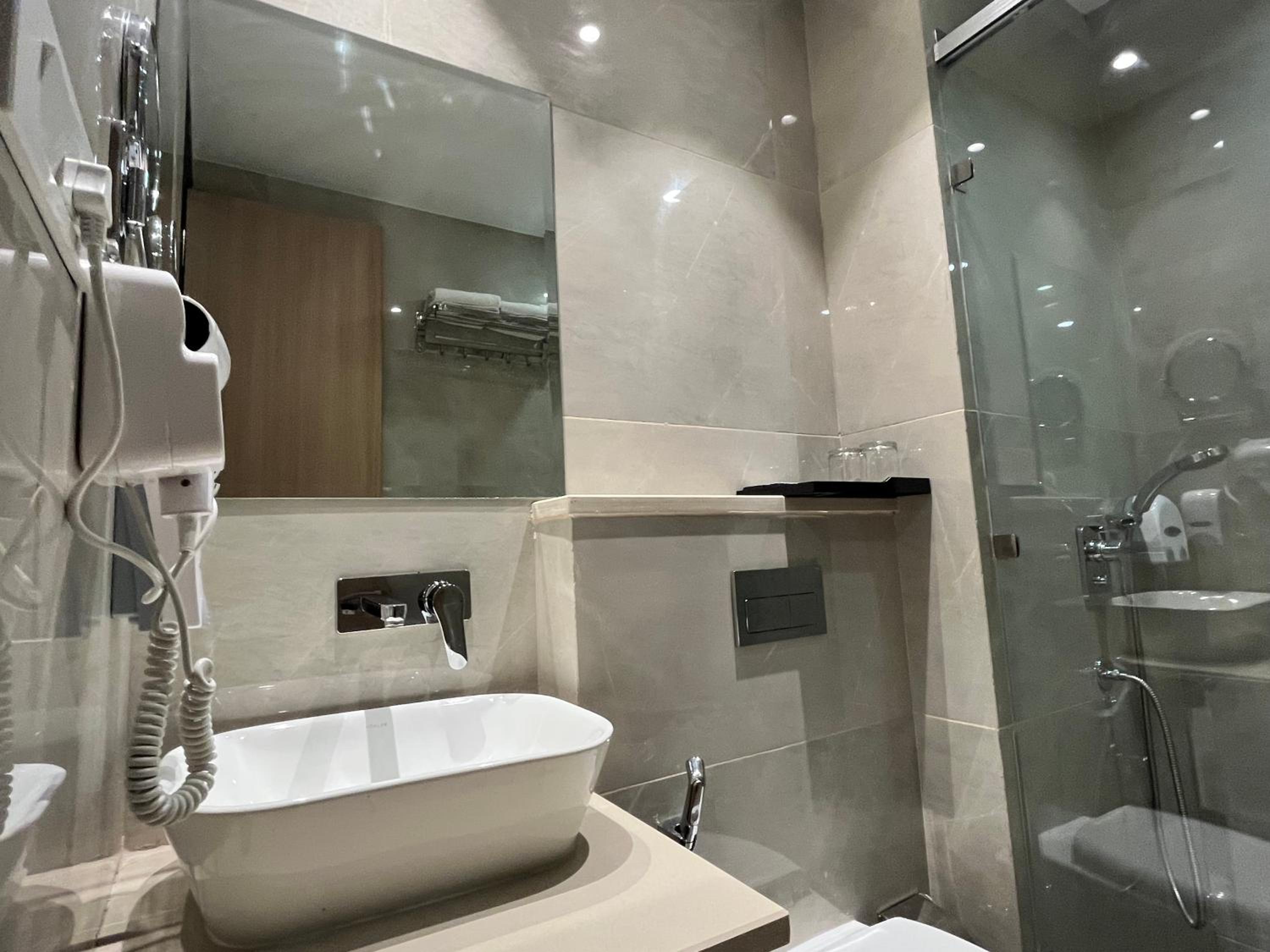 Executive Suite - Photo 13