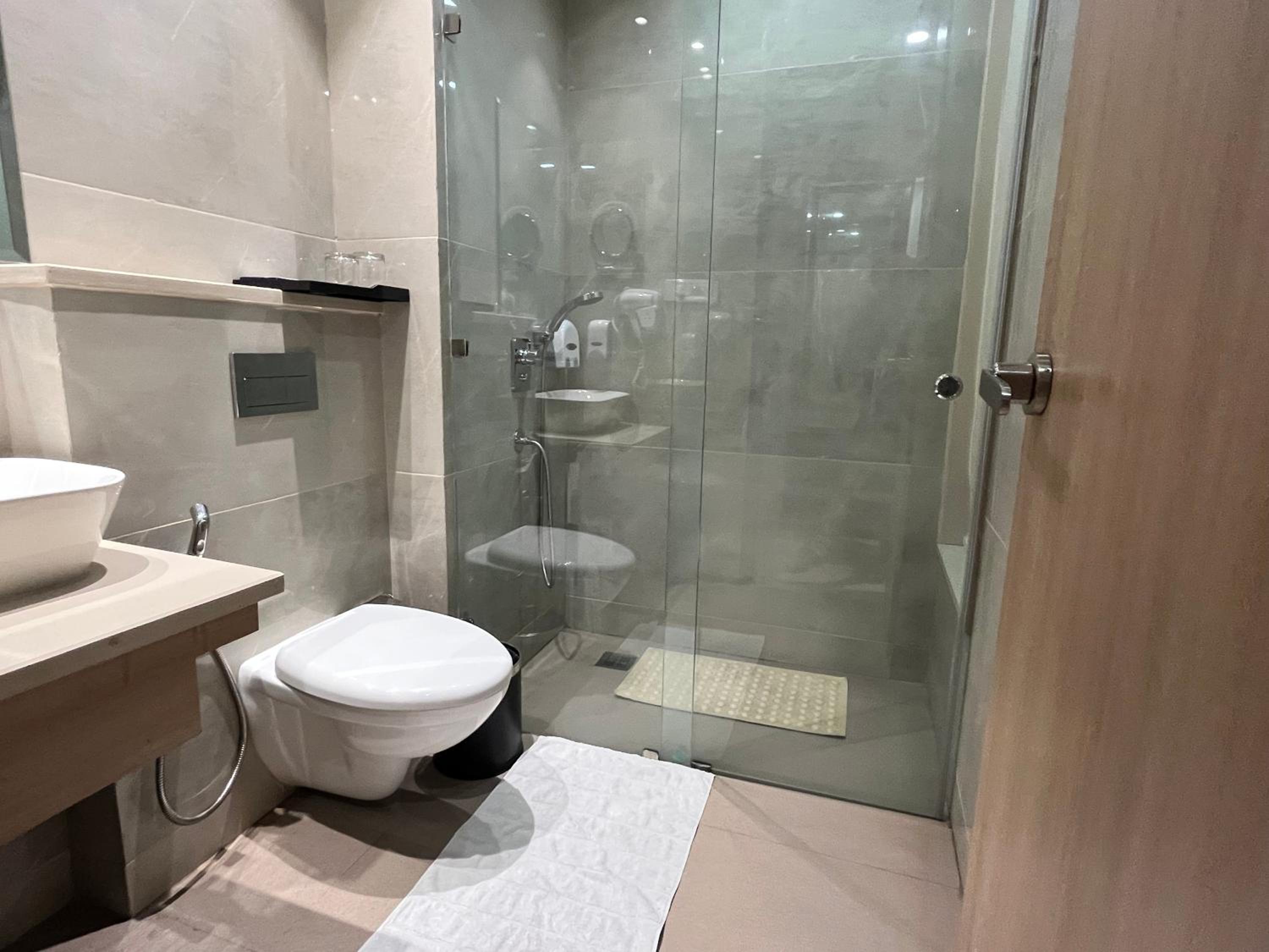 Executive Suite - Photo 14