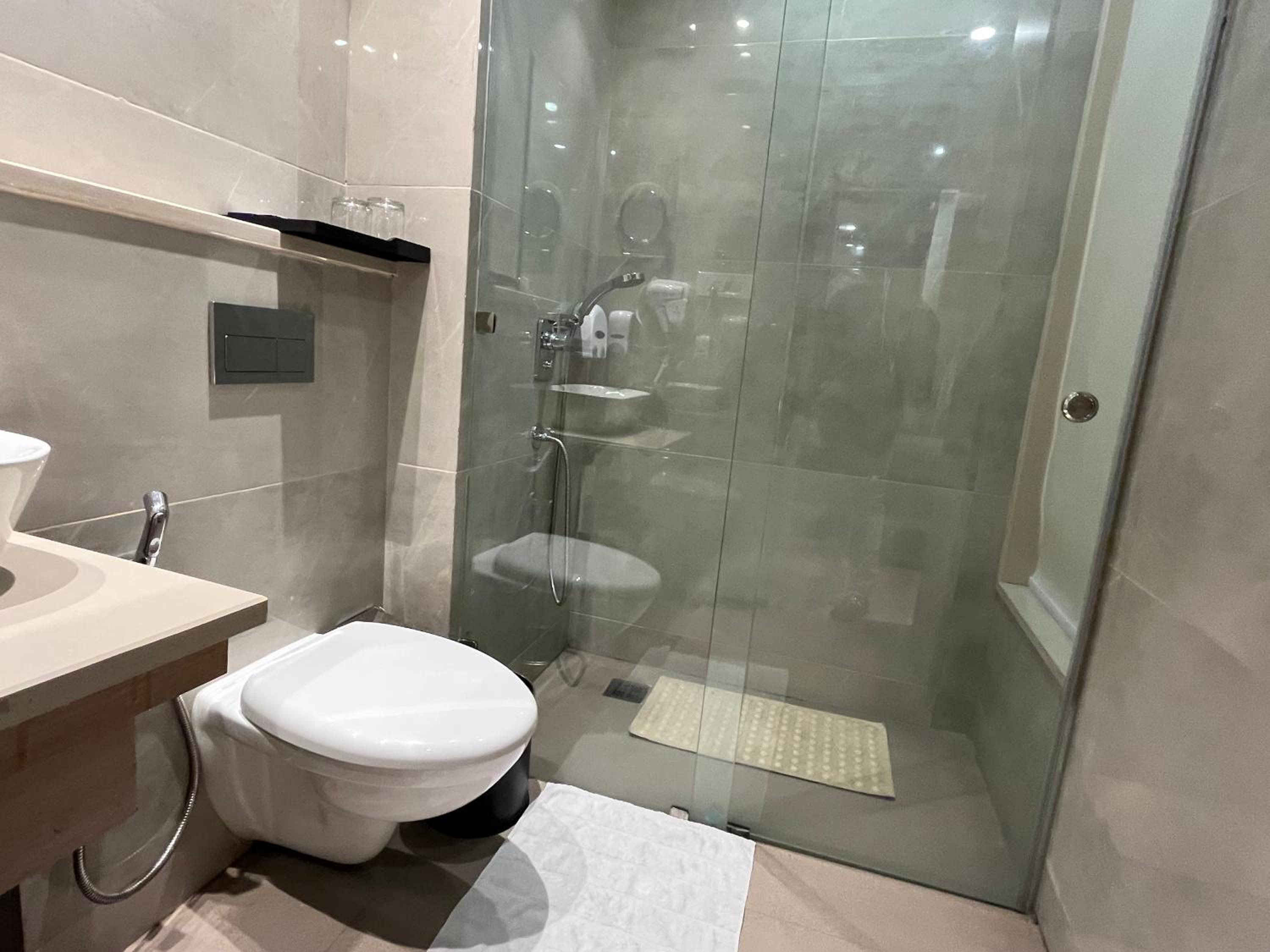 Executive Suite - Photo 15