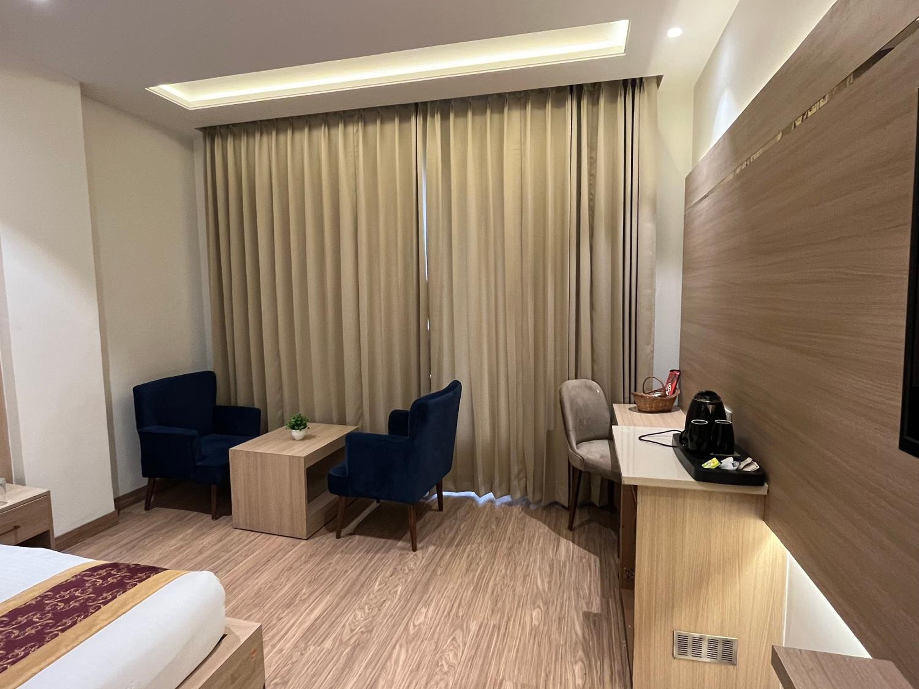 Executive Suite - Photo 16