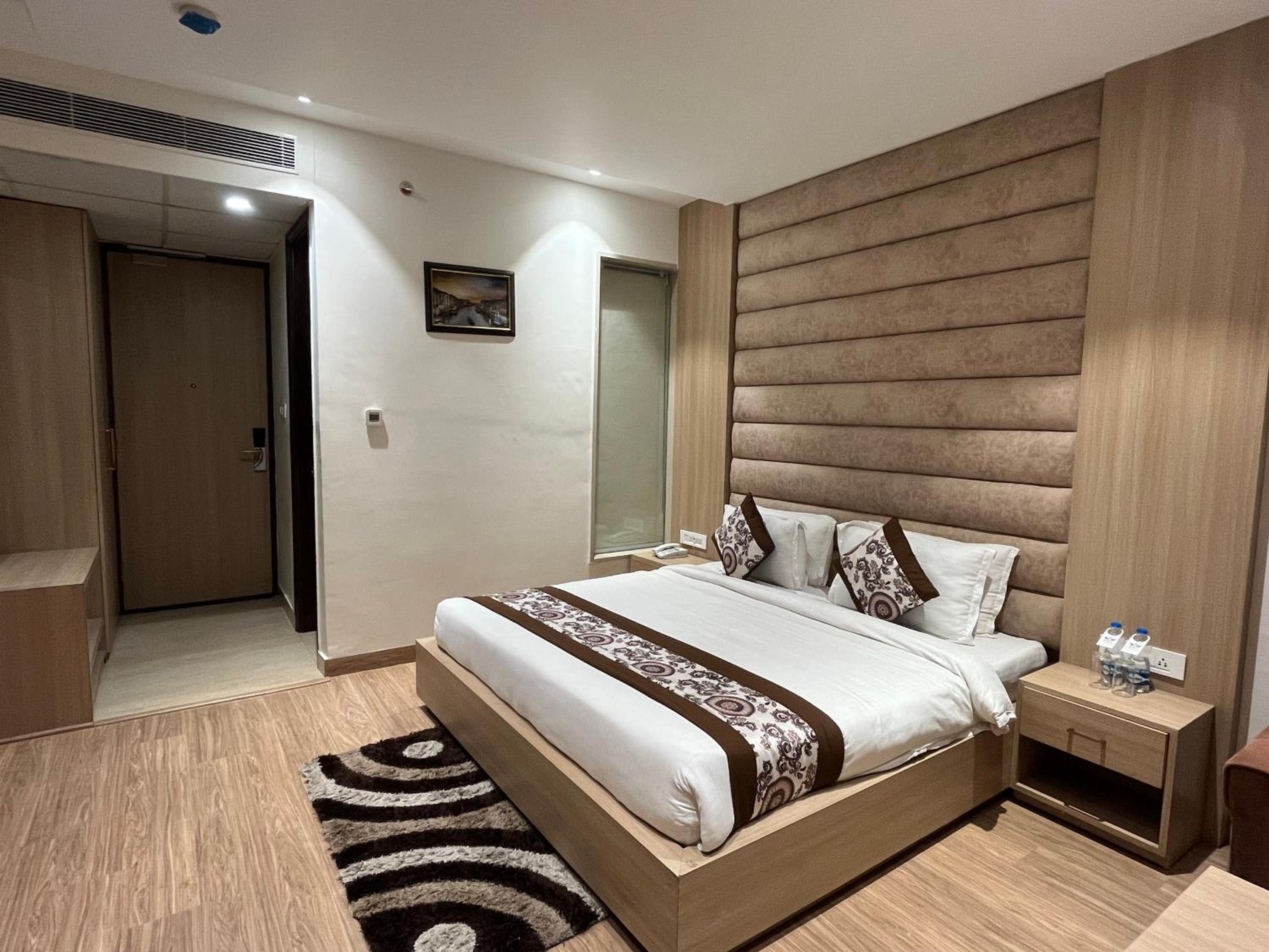 Executive Suite - Photo 18