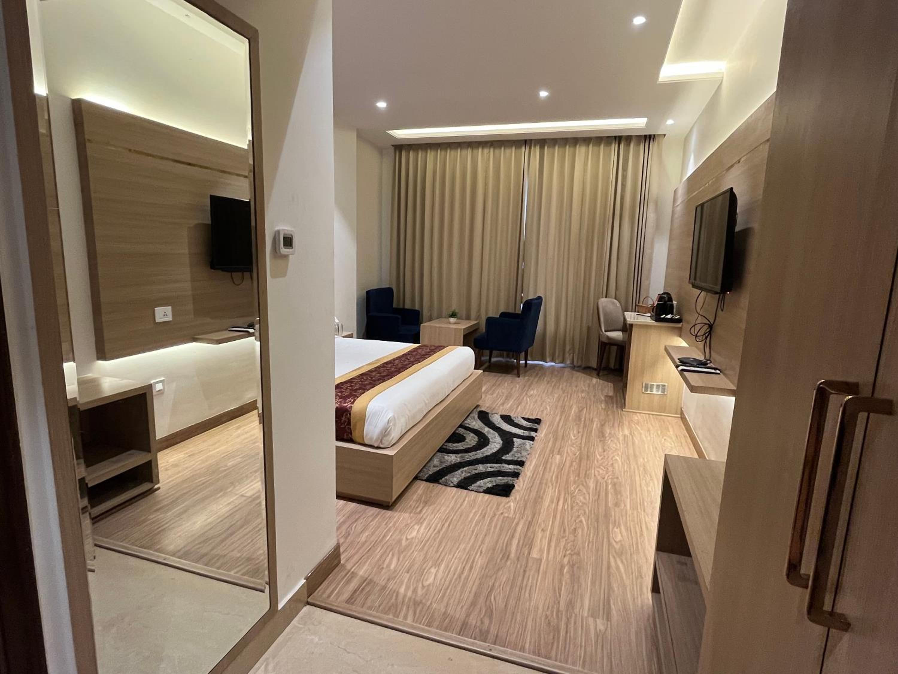 Executive Suite - Photo 17