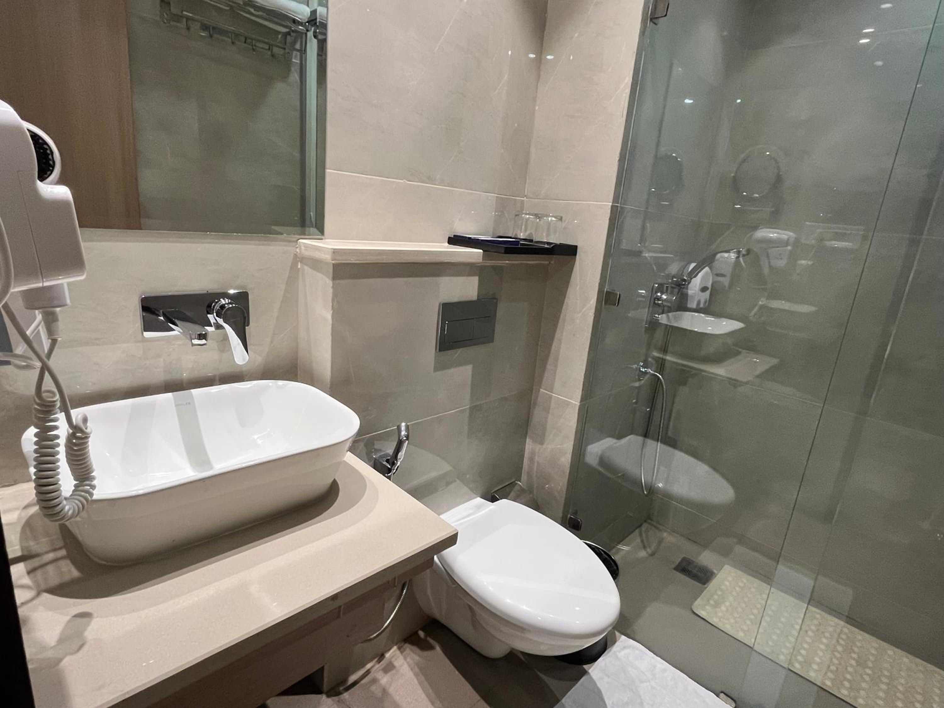 Executive Suite - Photo 19