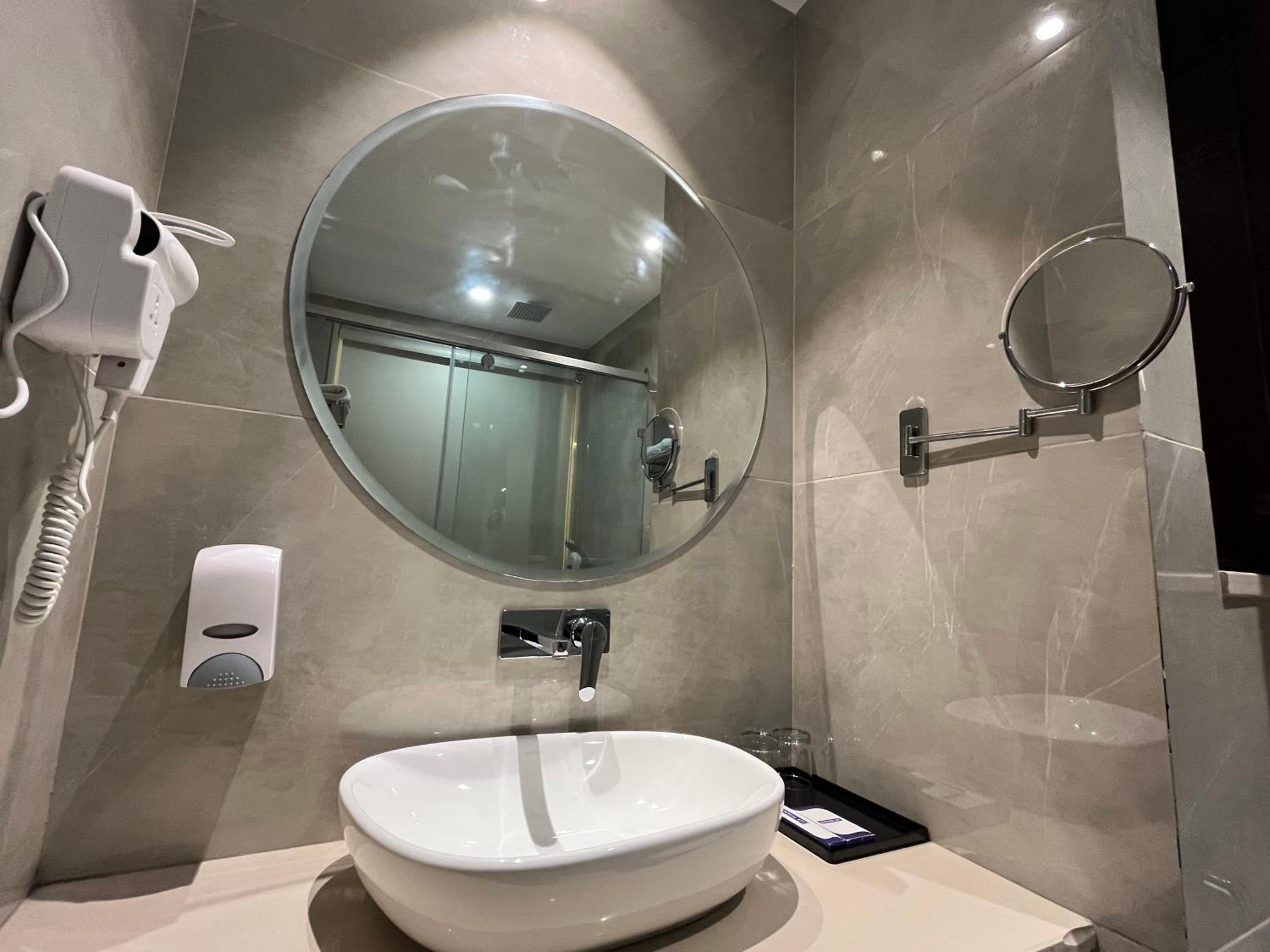Executive Suite - Photo 20