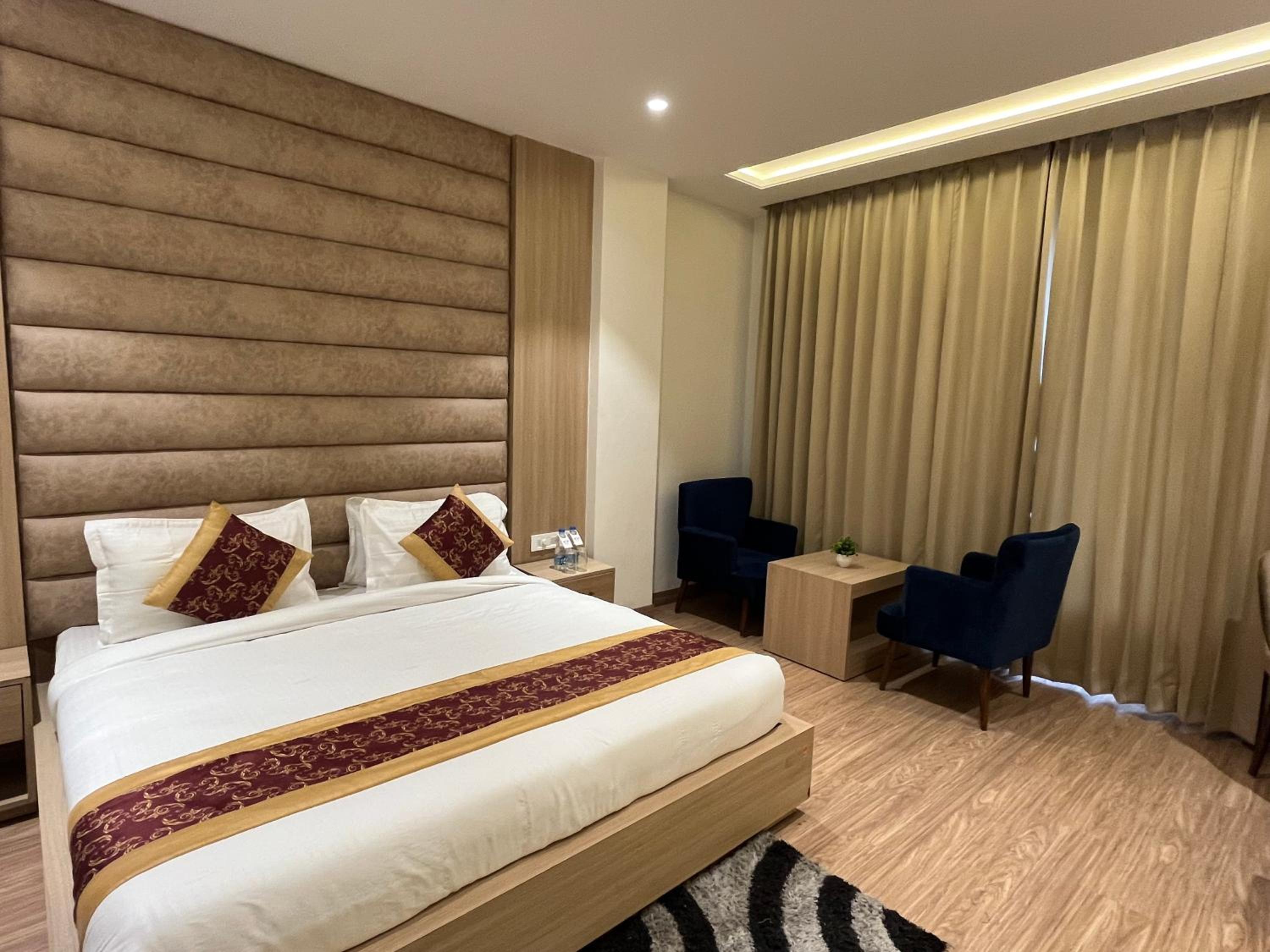 Executive Suite - Photo 6