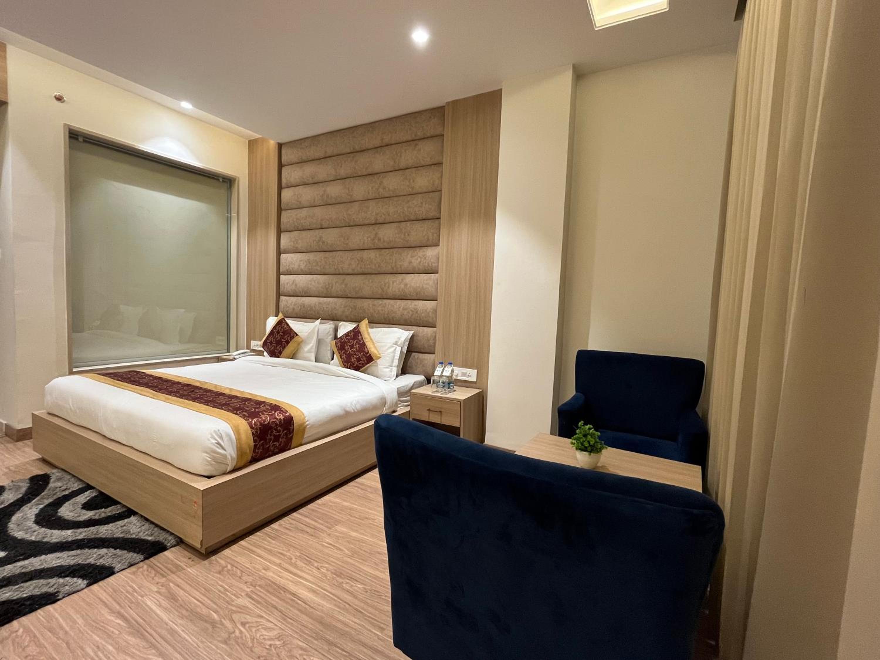 Executive Suite - Photo 21