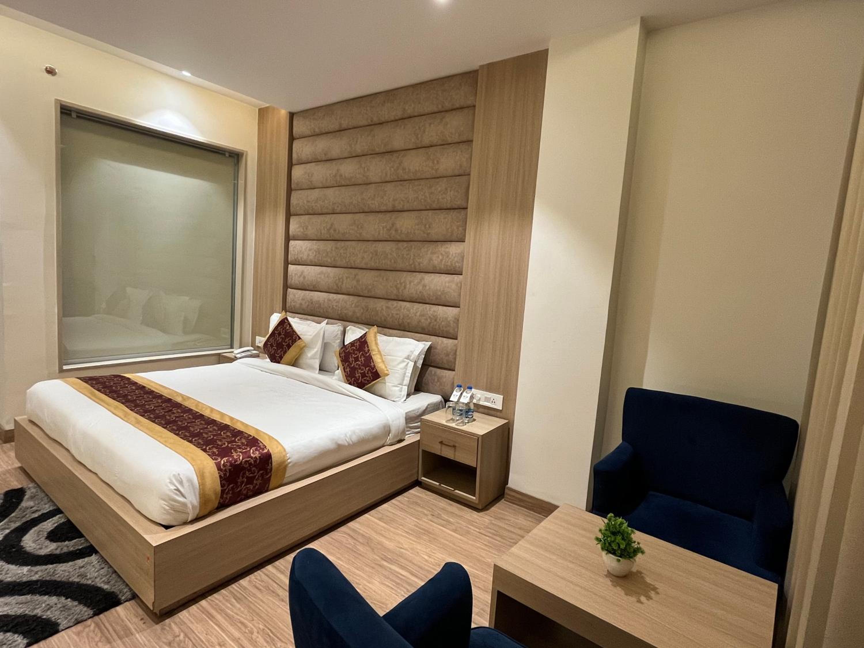 Executive Suite - Photo 22