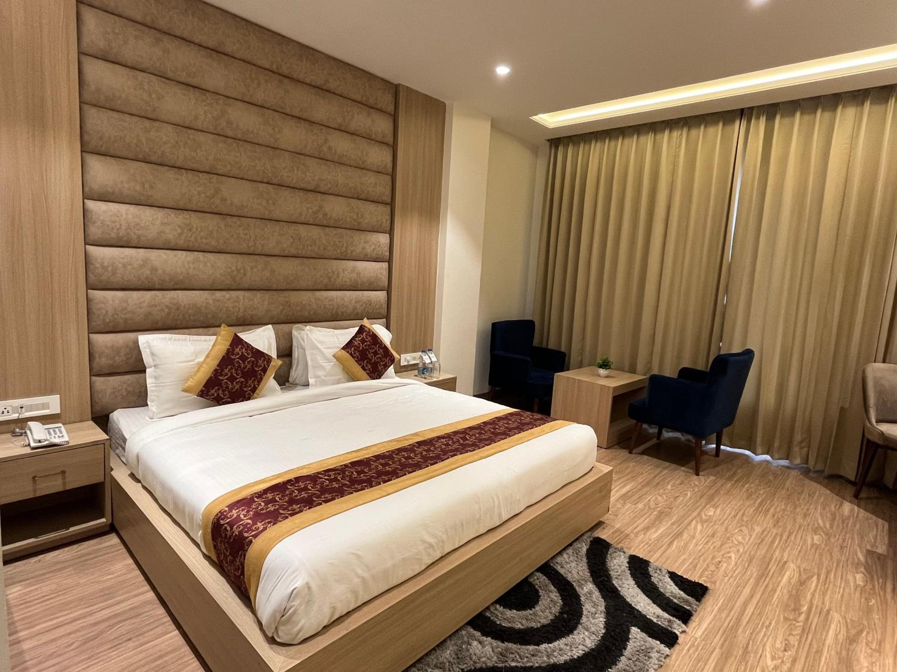 Executive Suite - Photo 4