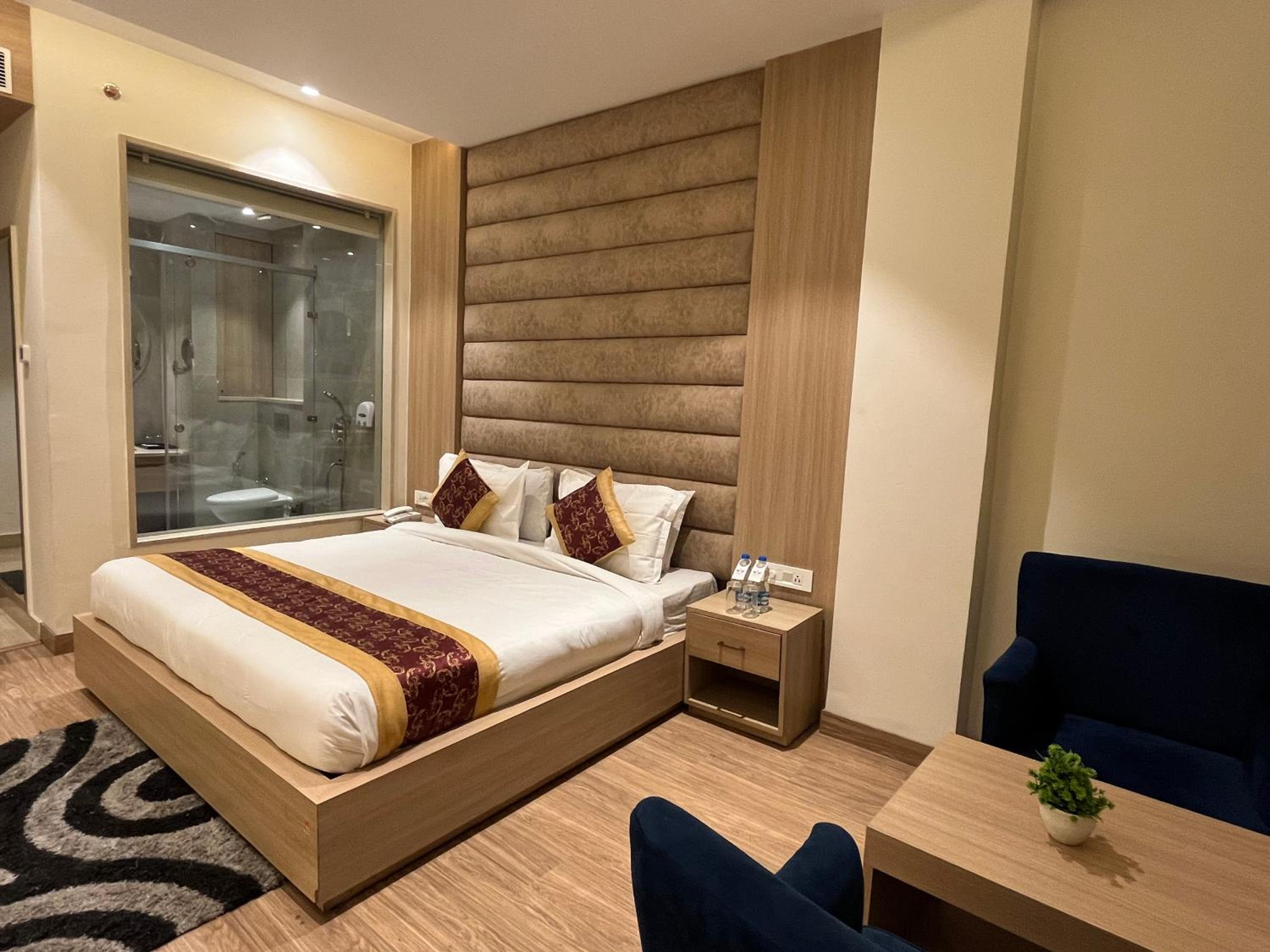 Executive Suite - Photo 23