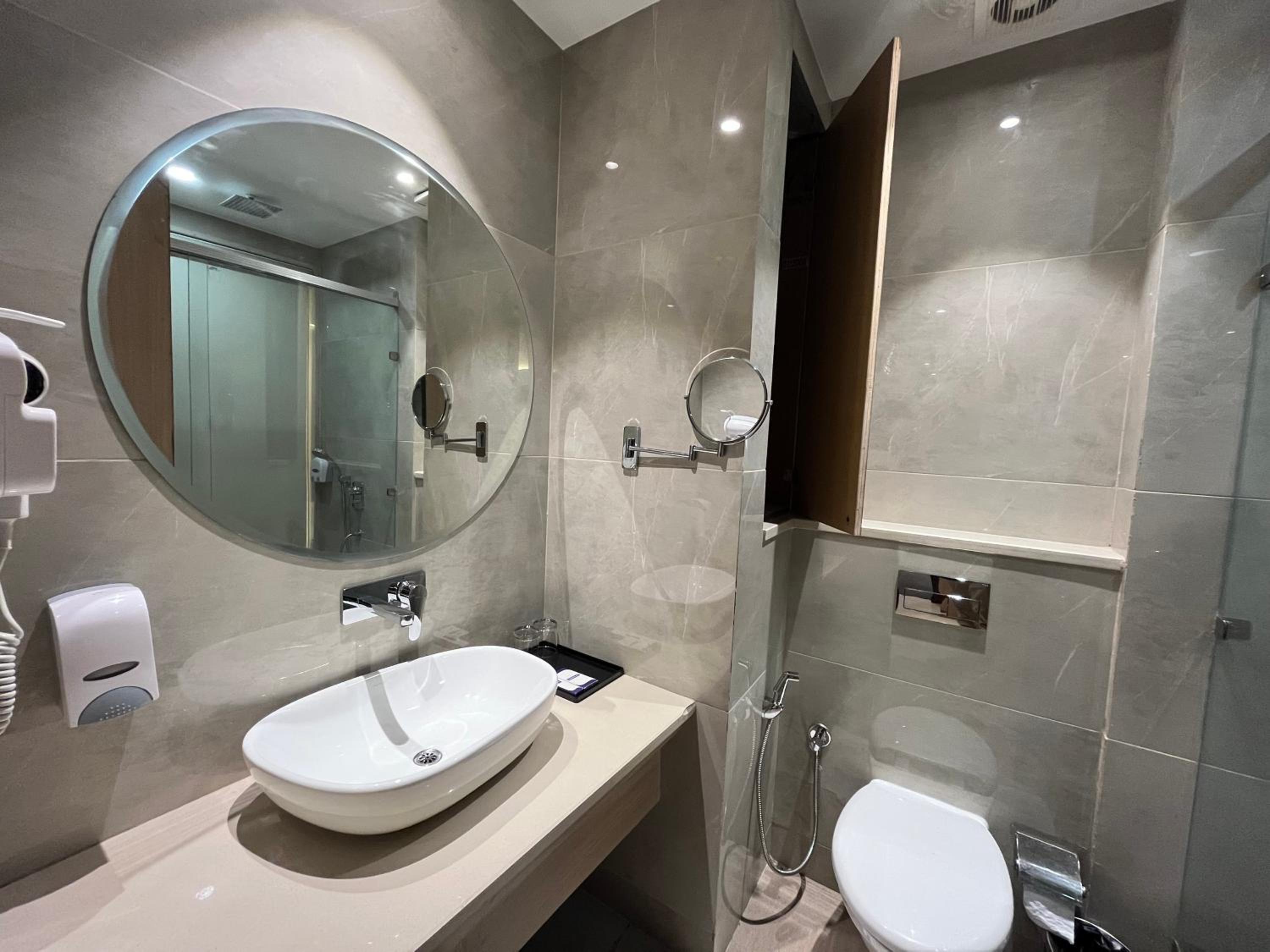 Executive Suite - Photo 24