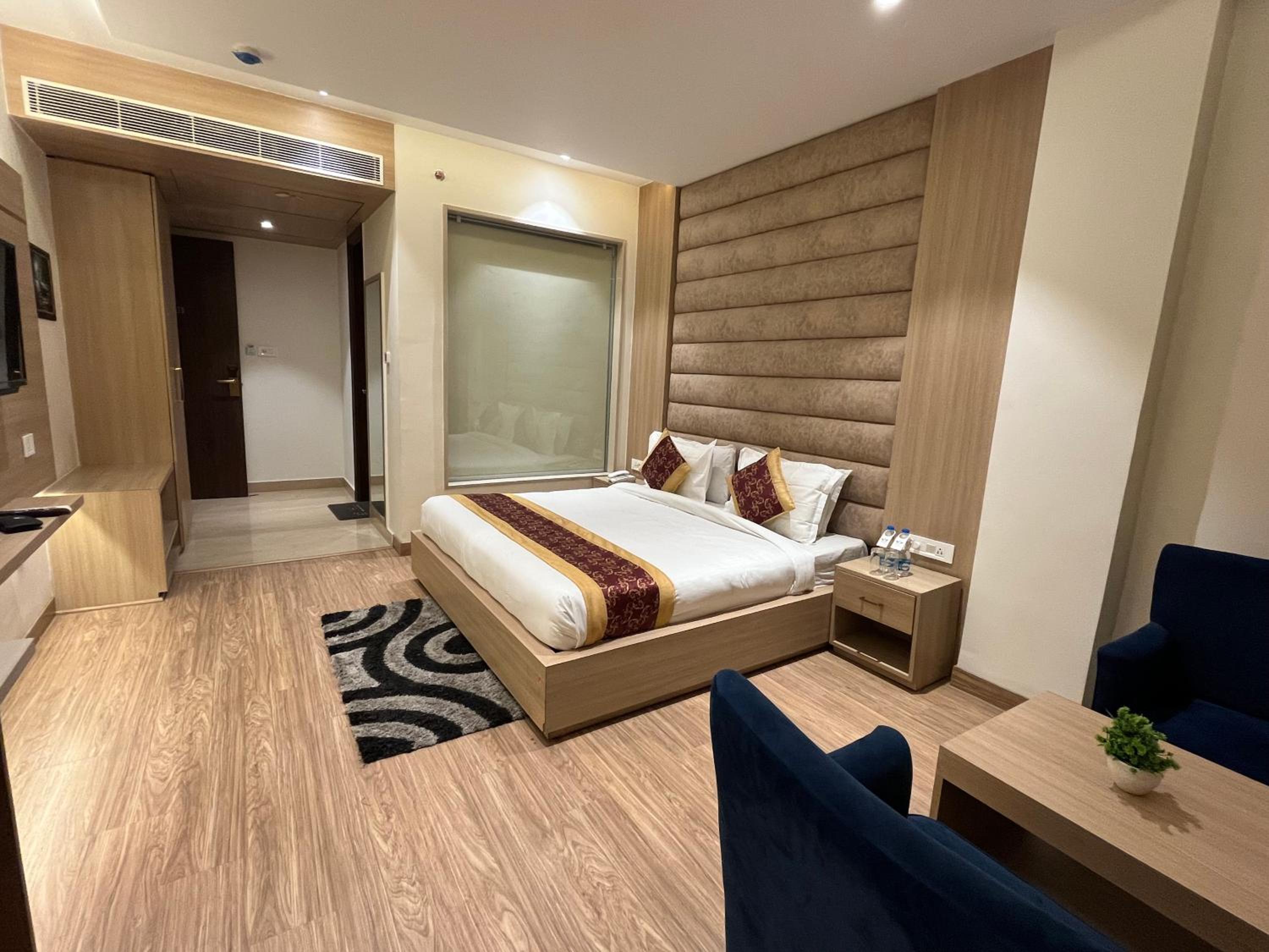 Executive Suite - Photo 3