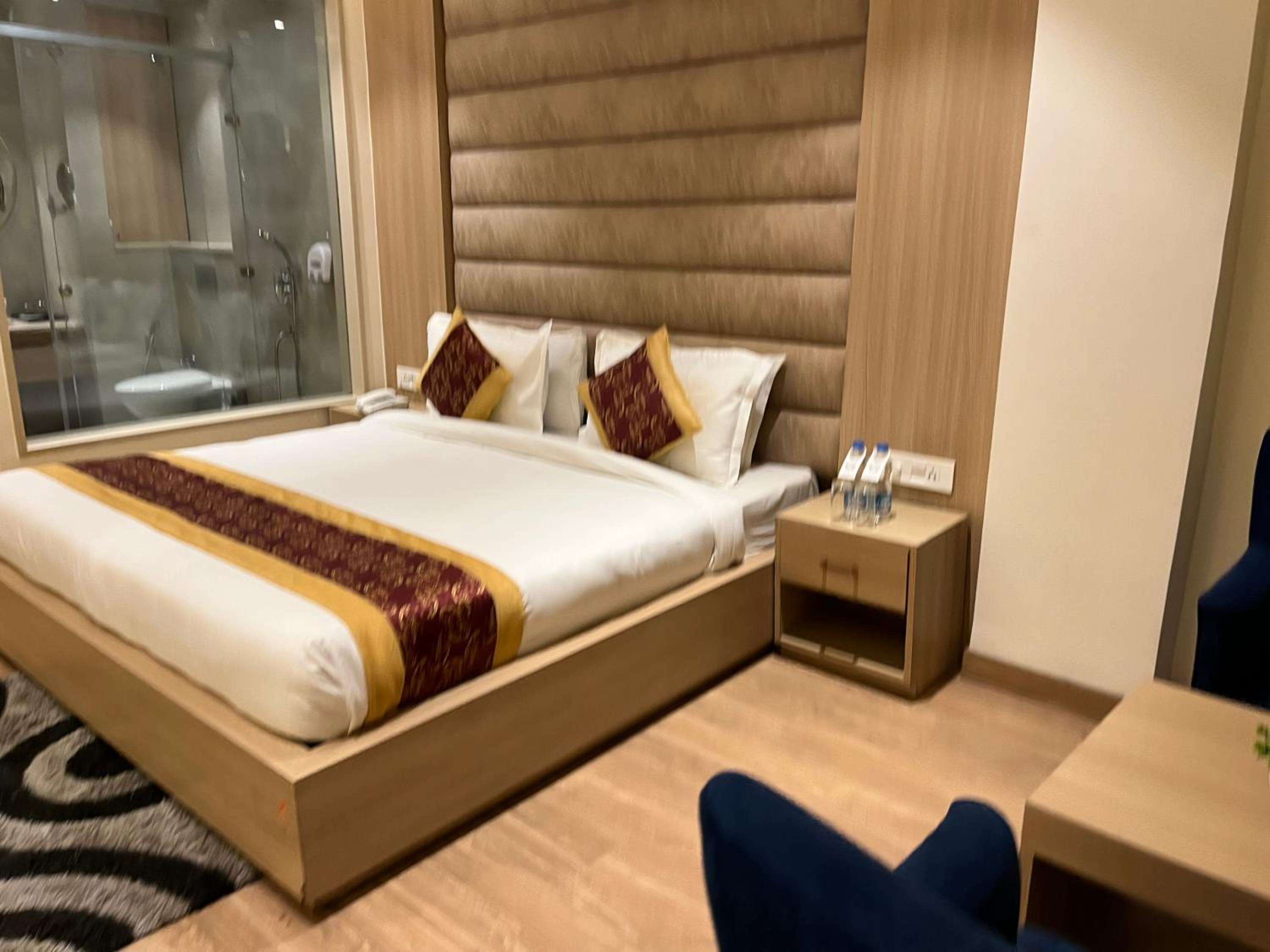 Executive Suite - Photo 26