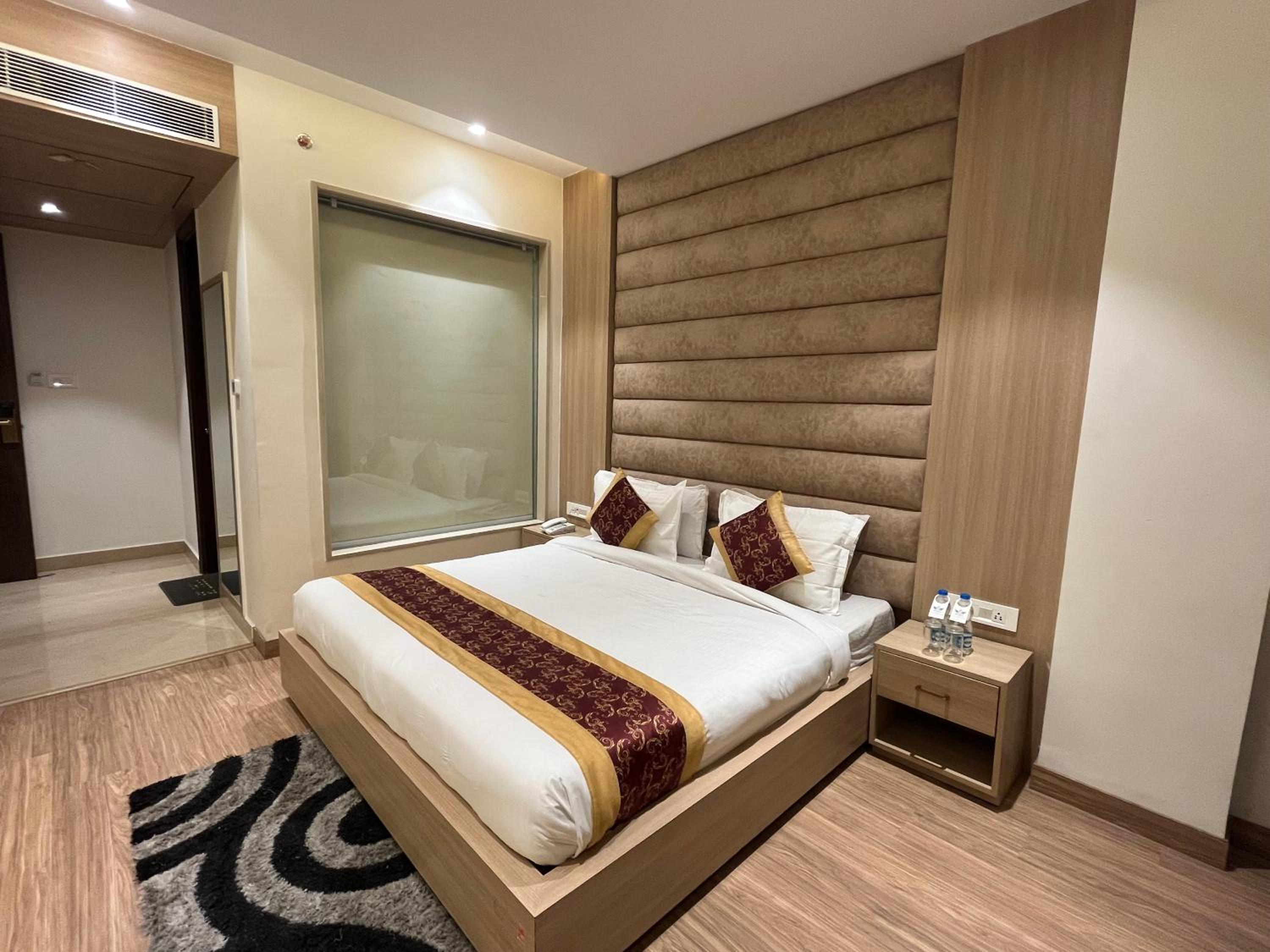Executive Suite - Photo 27